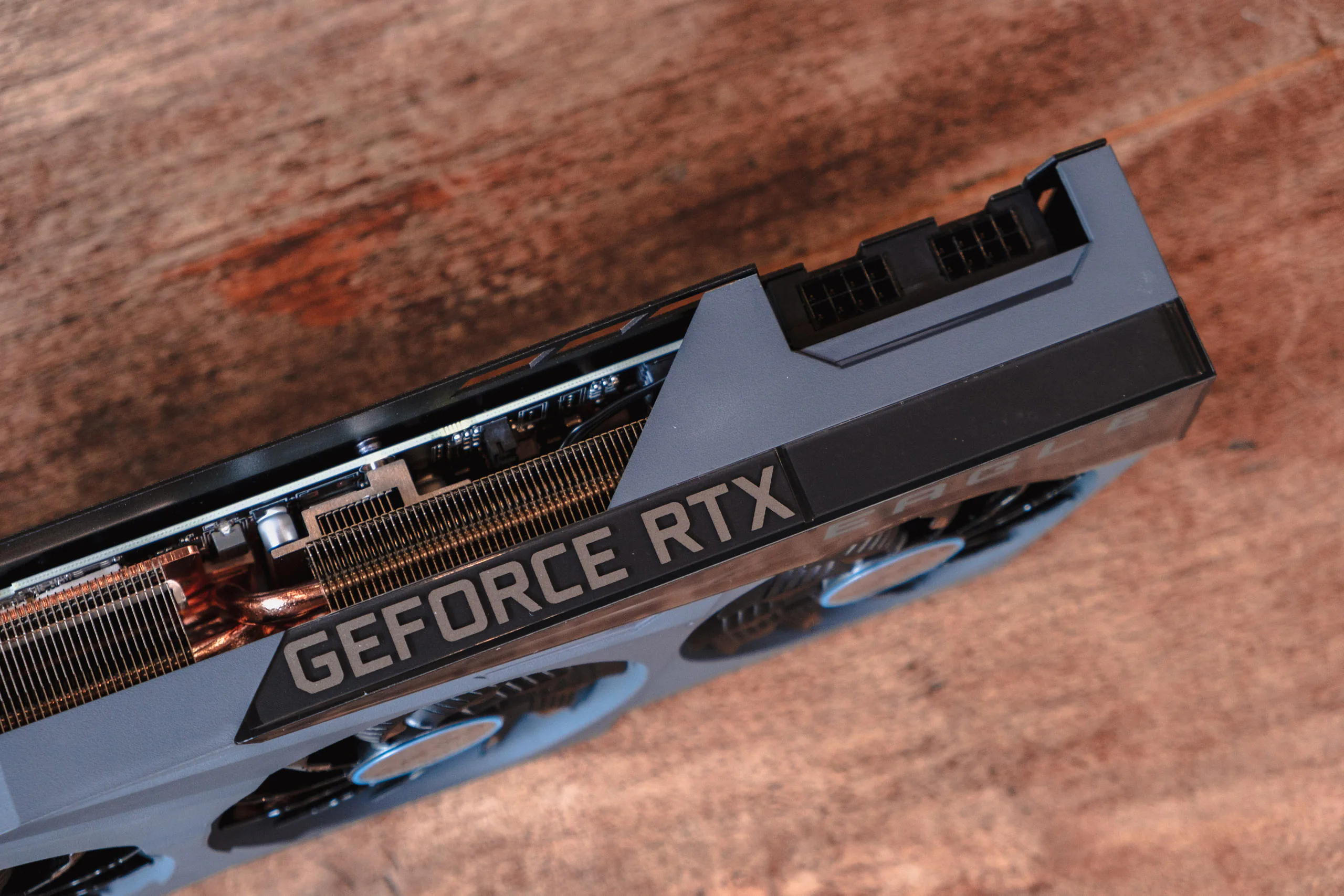 Trên tay card đồ hoạ GIGABYTE Geforce RTX 3080 EAGLE OC 10G mới: Hệ thống tản nhiệt mới mát hơn, mạnh mẽ hơn so với thế hệ trước và đẹp hơn rất nhiều