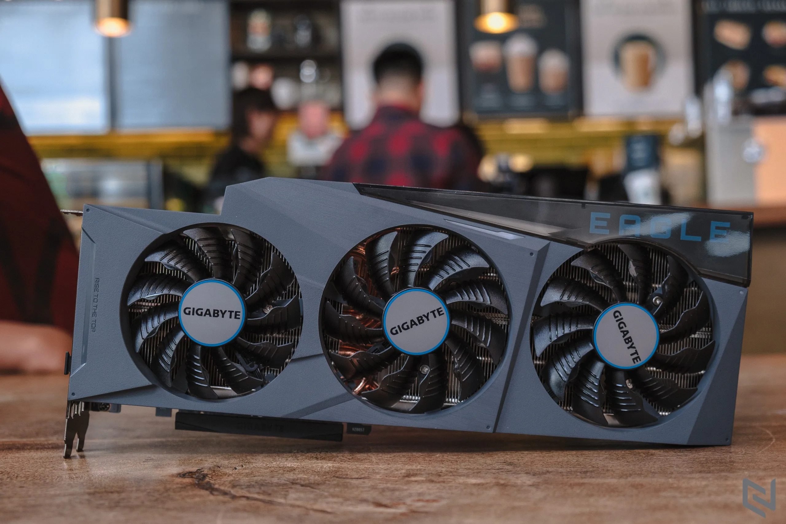 Trên tay card đồ hoạ GIGABYTE Geforce RTX 3080 EAGLE OC 10G mới: Hệ thống tản nhiệt mới mát hơn, mạnh mẽ hơn so với thế hệ trước và đẹp hơn rất nhiều