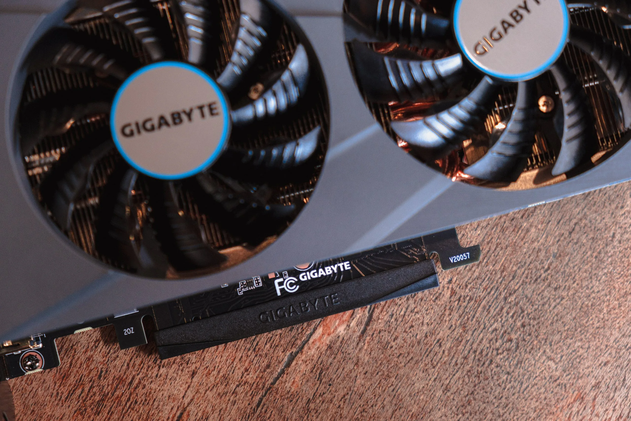 Trên tay card đồ hoạ GIGABYTE Geforce RTX 3080 EAGLE OC 10G mới: Hệ thống tản nhiệt mới mát hơn, mạnh mẽ hơn so với thế hệ trước và đẹp hơn rất nhiều