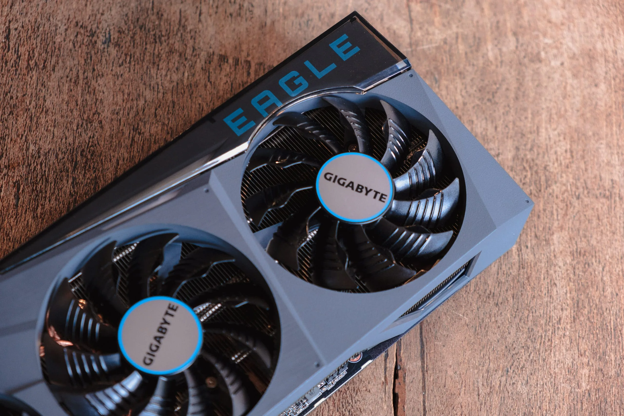 Trên tay card đồ hoạ GIGABYTE Geforce RTX 3080 EAGLE OC 10G mới: Hệ thống tản nhiệt mới mát hơn, mạnh mẽ hơn so với thế hệ trước và đẹp hơn rất nhiều