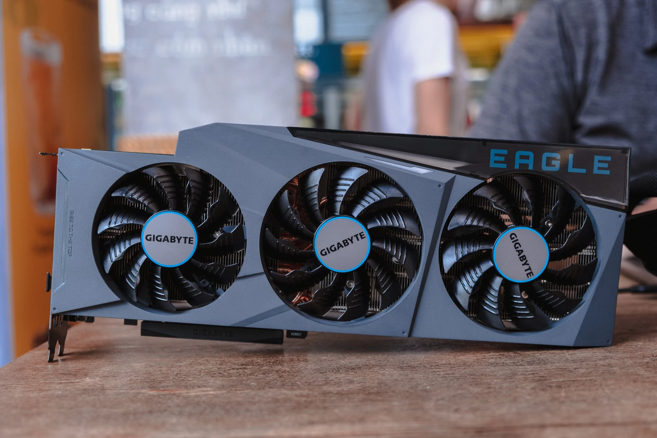 Trên tay card đồ hoạ GIGABYTE Geforce RTX 3080 EAGLE OC 10G mới: Hệ thống tản nhiệt mới mát hơn, mạnh mẽ hơn so với thế hệ trước và đẹp hơn rất nhiều