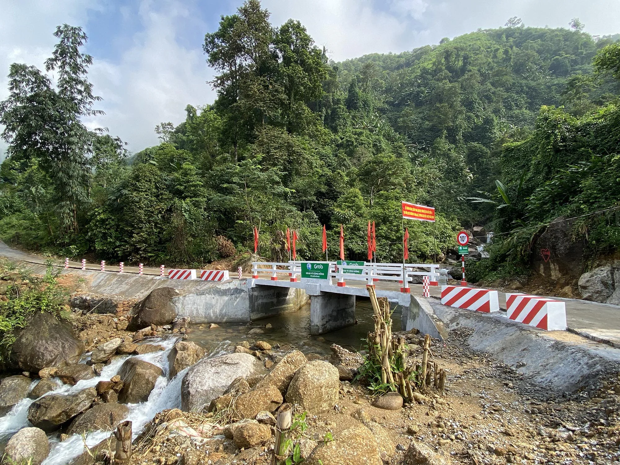 Khánh thành, bàn giao 02 công trình cầu đập tràn tại (suối 1) thôn Chu Thượng và thôn Khá Thượng, xã Tân Lập, huyện Bắc Quang và tại thôn Yên Sơn, xã Nậm Ty, huyện Hoàng Su Phì, tỉnh Hà Giang