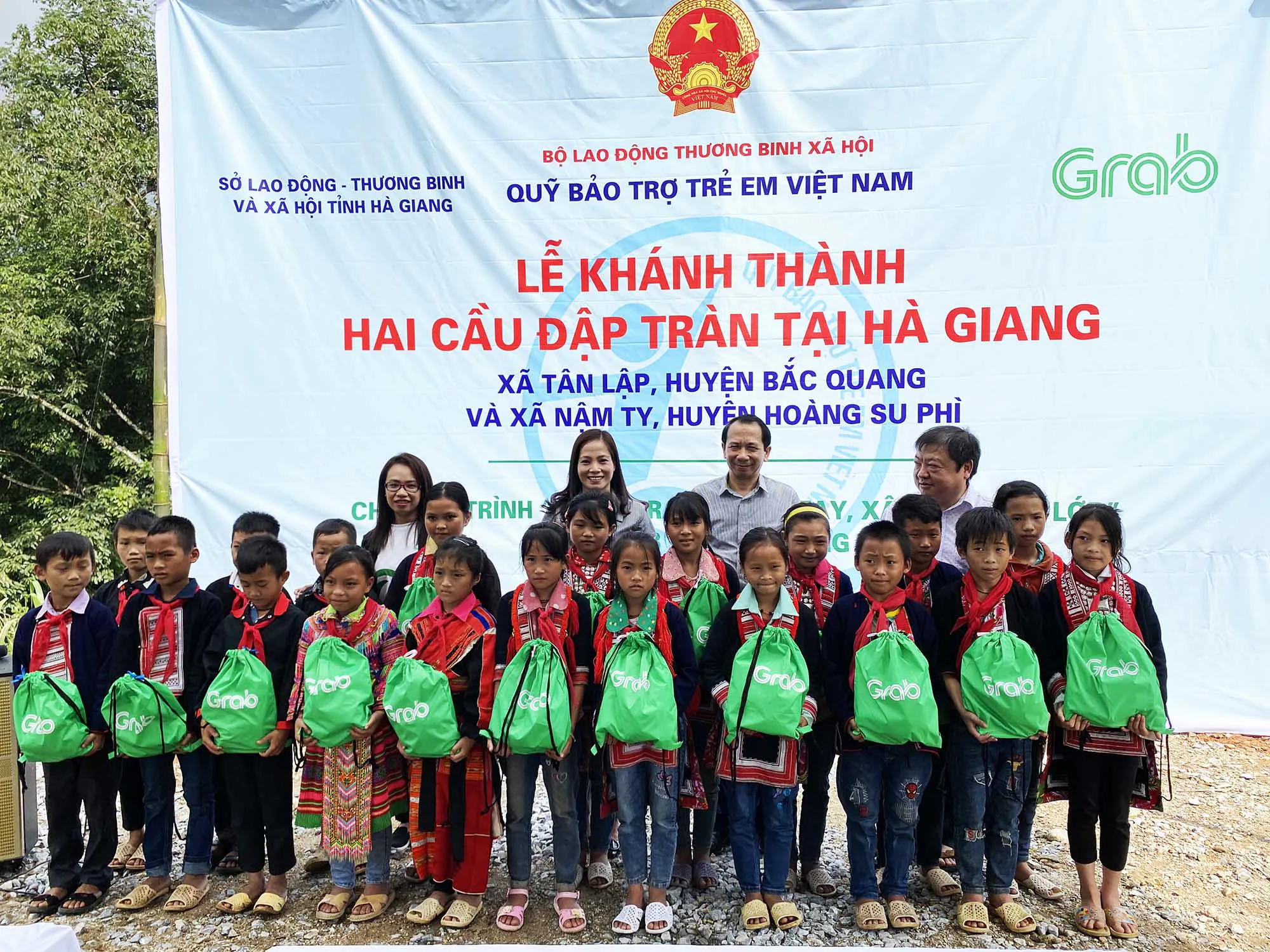 Khánh thành, bàn giao 02 công trình cầu đập tràn tại (suối 1) thôn Chu Thượng và thôn Khá Thượng, xã Tân Lập, huyện Bắc Quang và tại thôn Yên Sơn, xã Nậm Ty, huyện Hoàng Su Phì, tỉnh Hà Giang