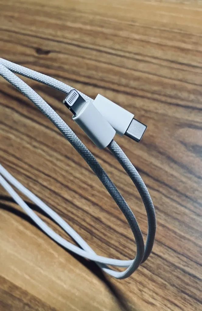 Xuất hiện ảnh rò rỉ về dây cáp bện USB-C to Lighting cho iPhone 12