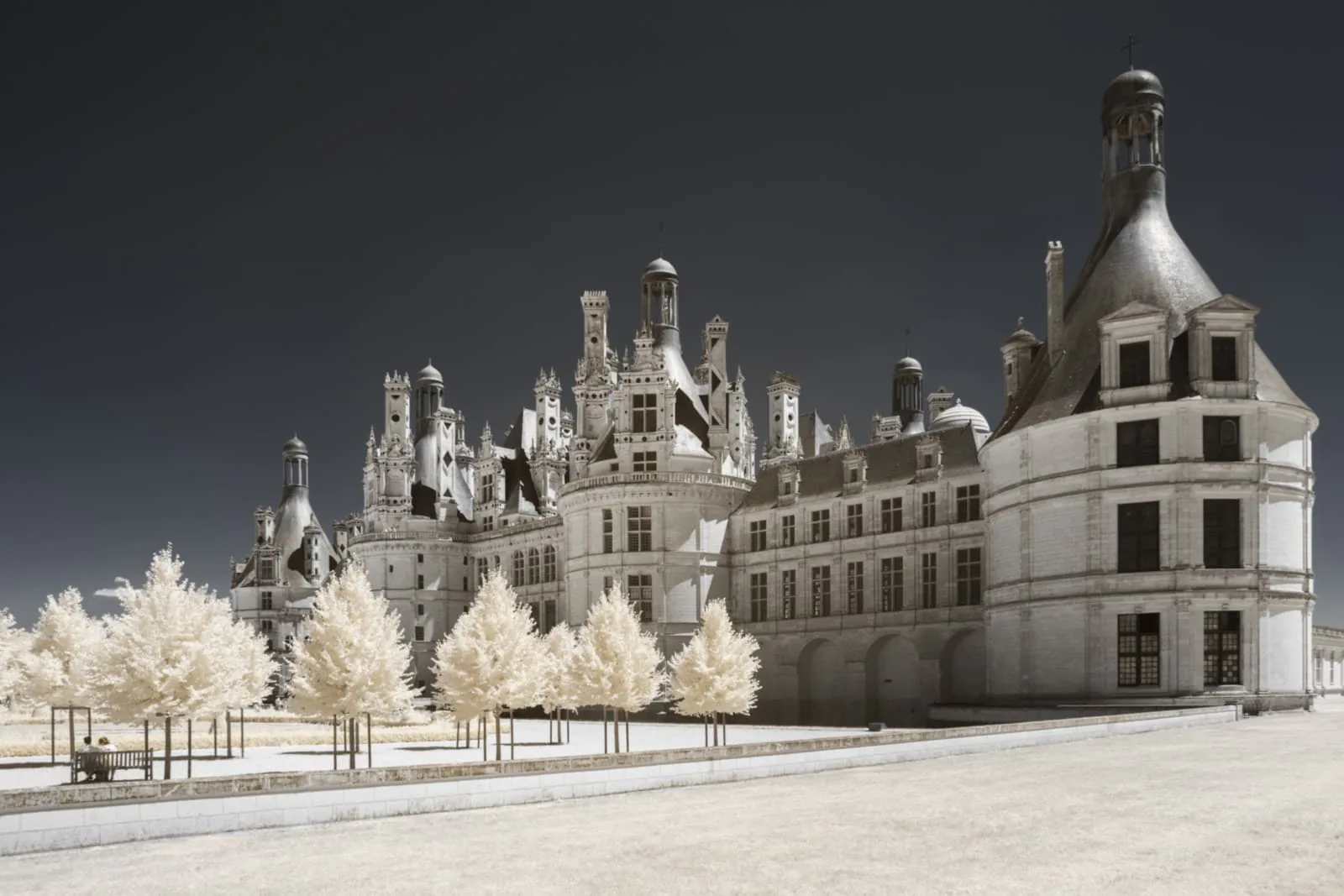 Ngắm nhìn bộ ảnh những cung điện thần tiên tại Loire Valley với kính lọc hồng ngoại