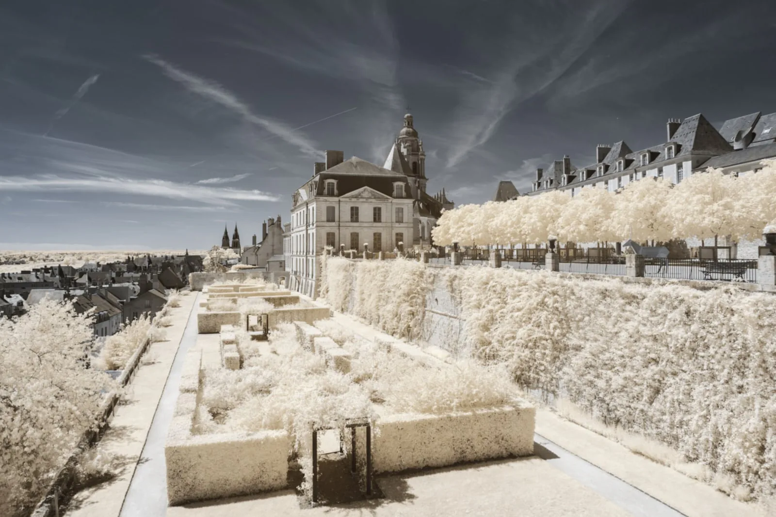 Ngắm nhìn bộ ảnh những cung điện thần tiên tại Loire Valley với kính lọc hồng ngoại