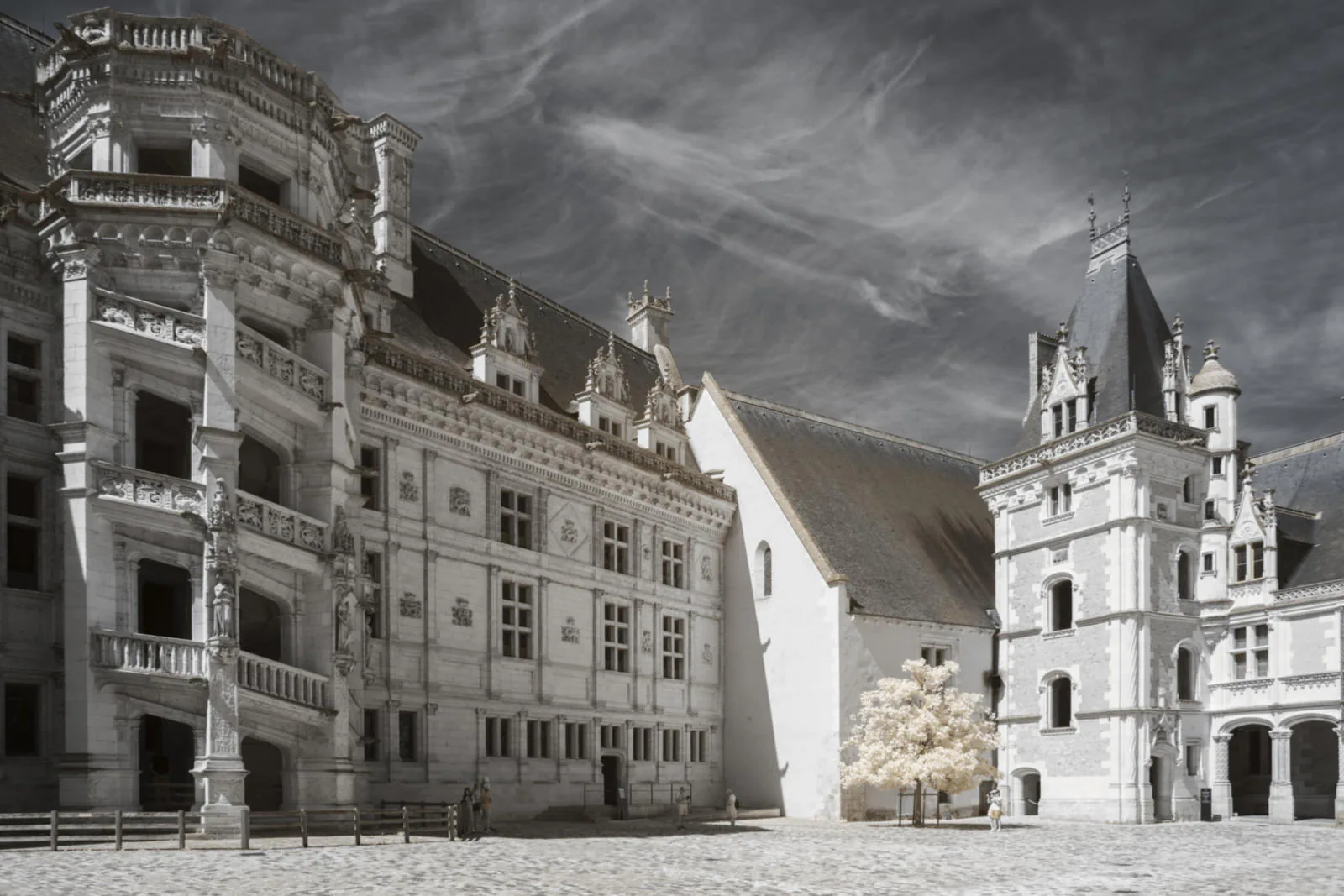 Ngắm nhìn bộ ảnh những cung điện thần tiên tại Loire Valley với kính lọc hồng ngoại