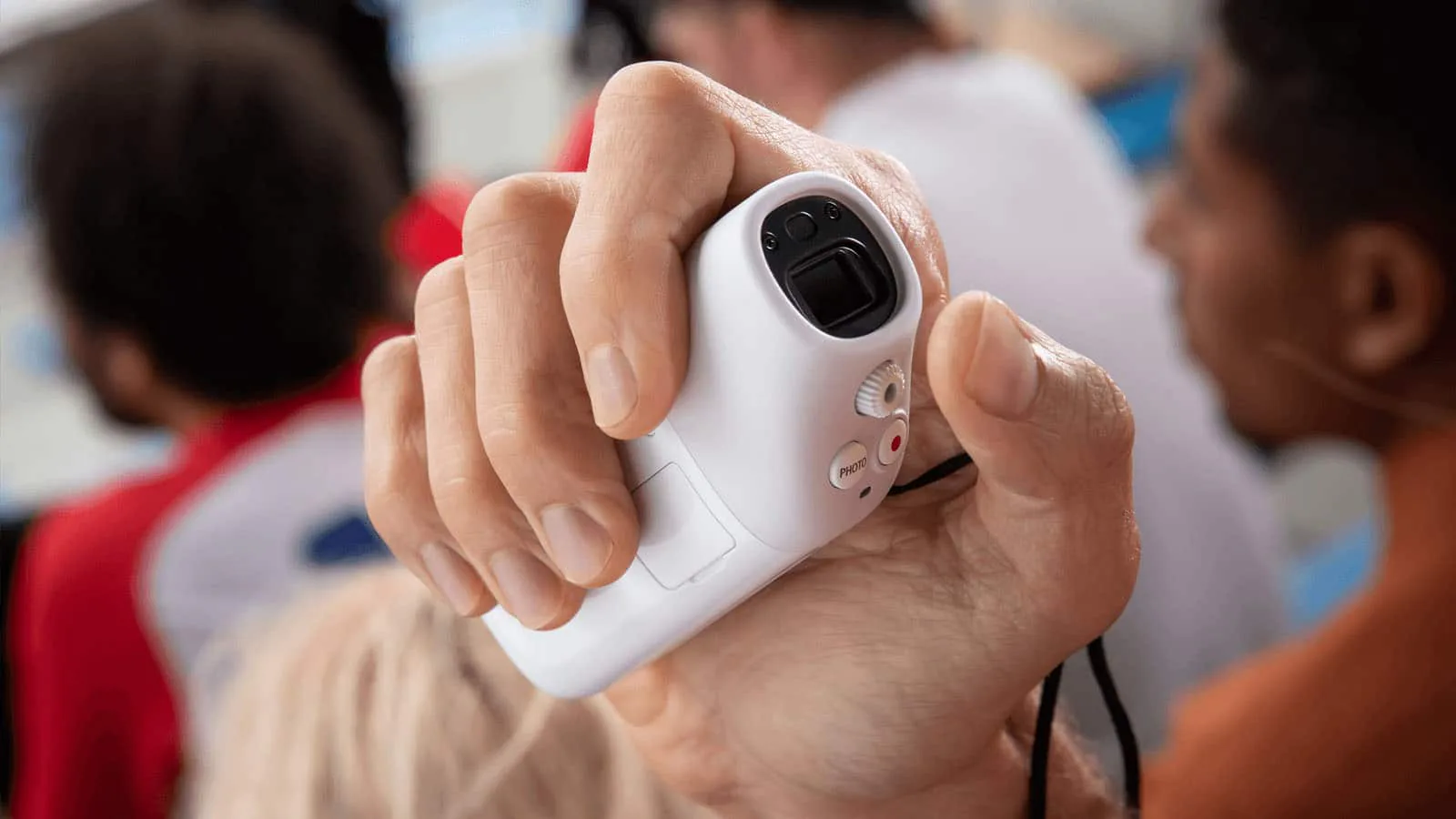 Canon giới thiệu PowerShot Zoom, camera có hình dạng ống nhòm kỳ lạ