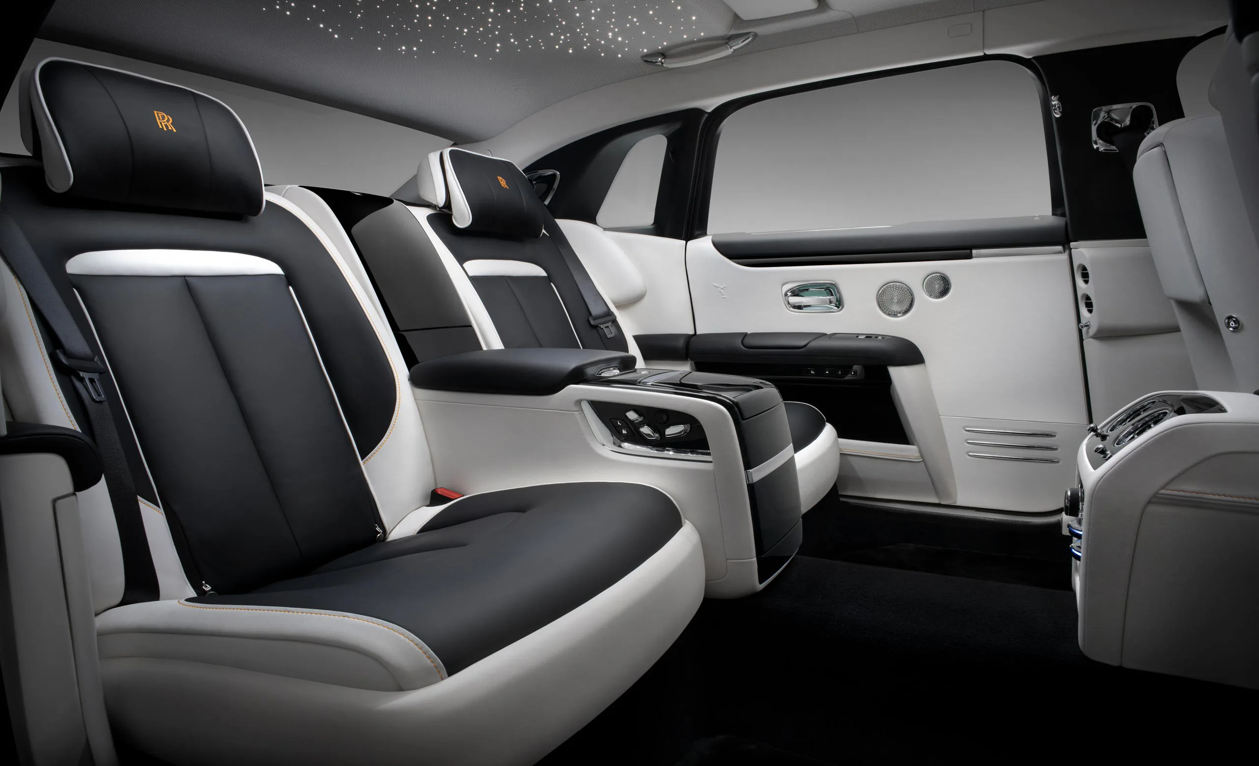 Rolls-Royce Ghost Extended ra mắt với nâng cấp nội thất rộng hơn