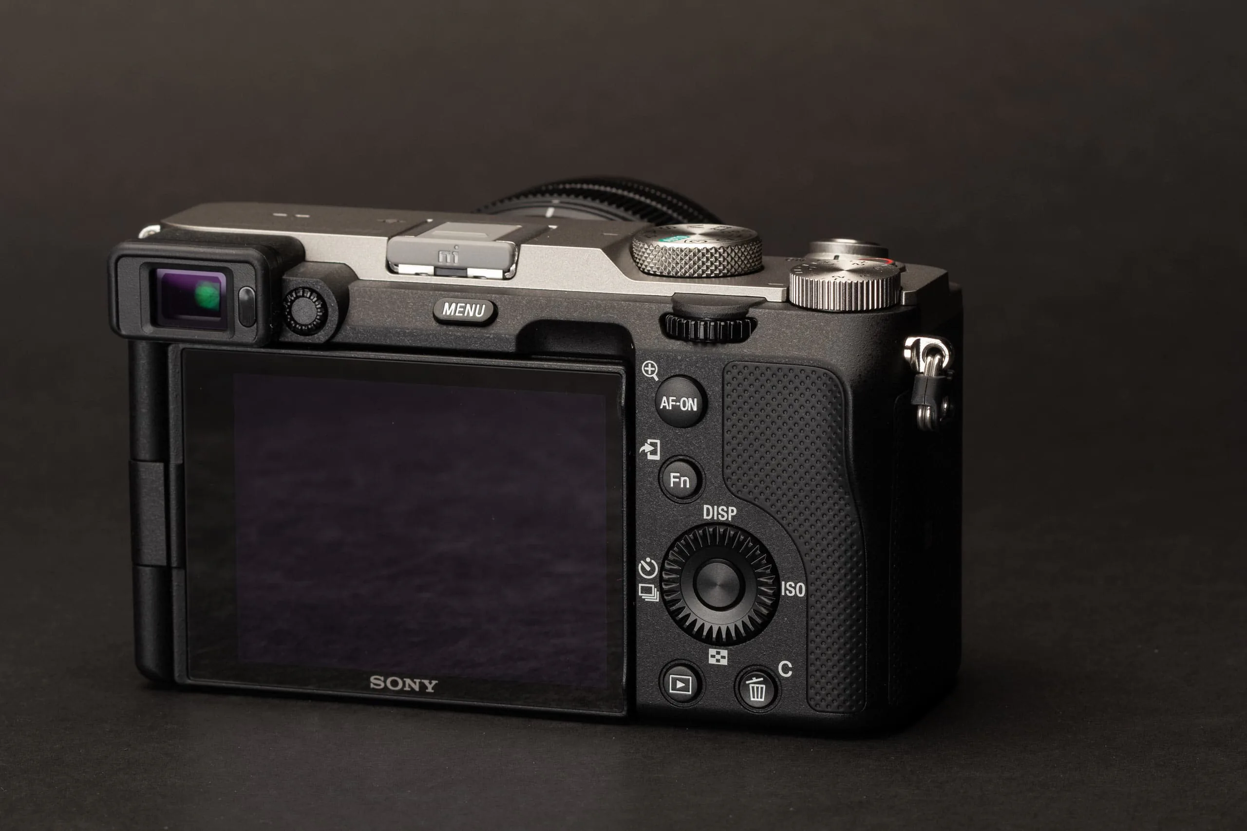 Sony a7C ra mắt: Máy ảnh full frame cho người di chuyển vội, cảm biến 24MP, thiết kế giống dòng A6xxx