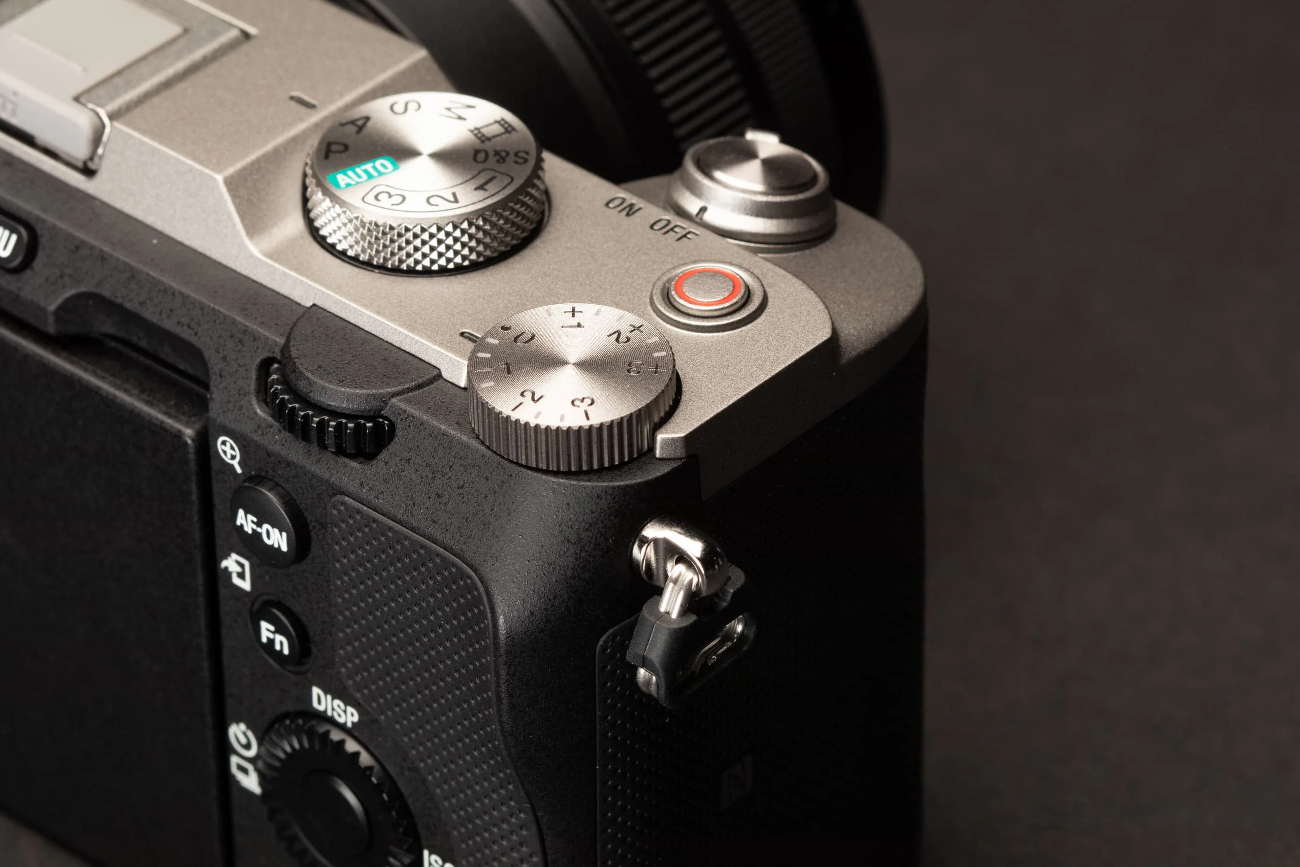 Sony a7C ra mắt: Máy ảnh full frame cho người di chuyển vội, cảm biến 24MP, thiết kế giống dòng A6xxx