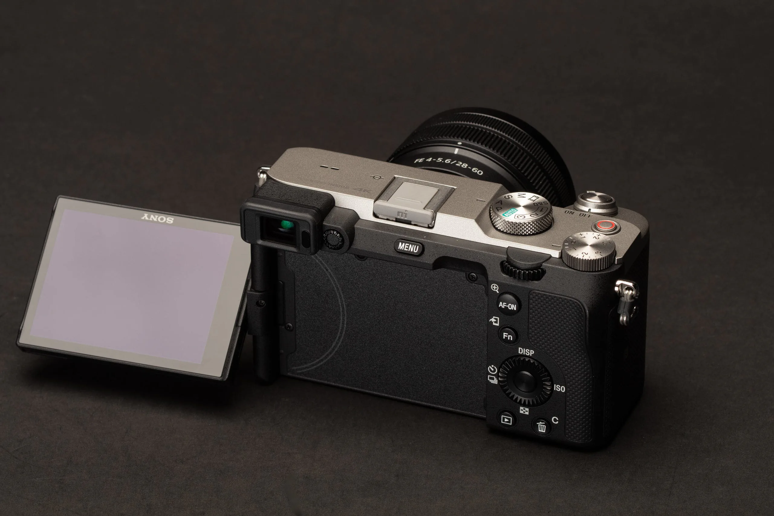 Sony a7C ra mắt: Máy ảnh full frame cho người di chuyển vội, cảm biến 24MP, thiết kế giống dòng A6xxx