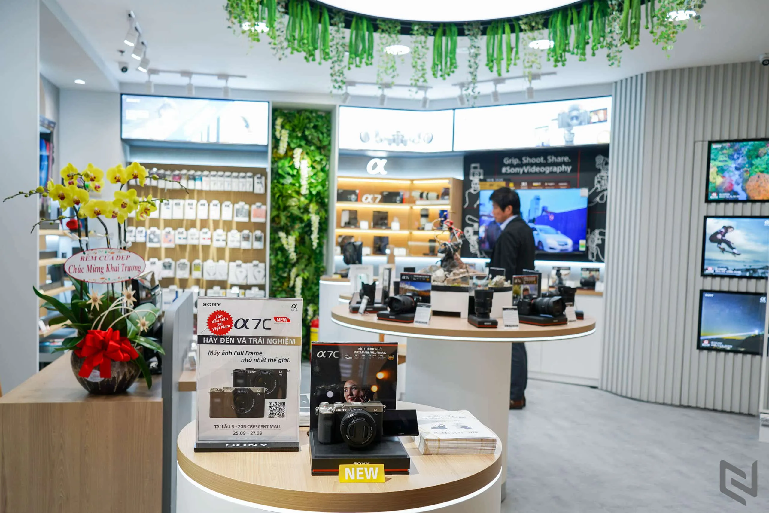 Mua sắm và trải nghiệm công nghệ hình ảnh, âm thanh đỉnh cao tại Sony Center Crescent Mall