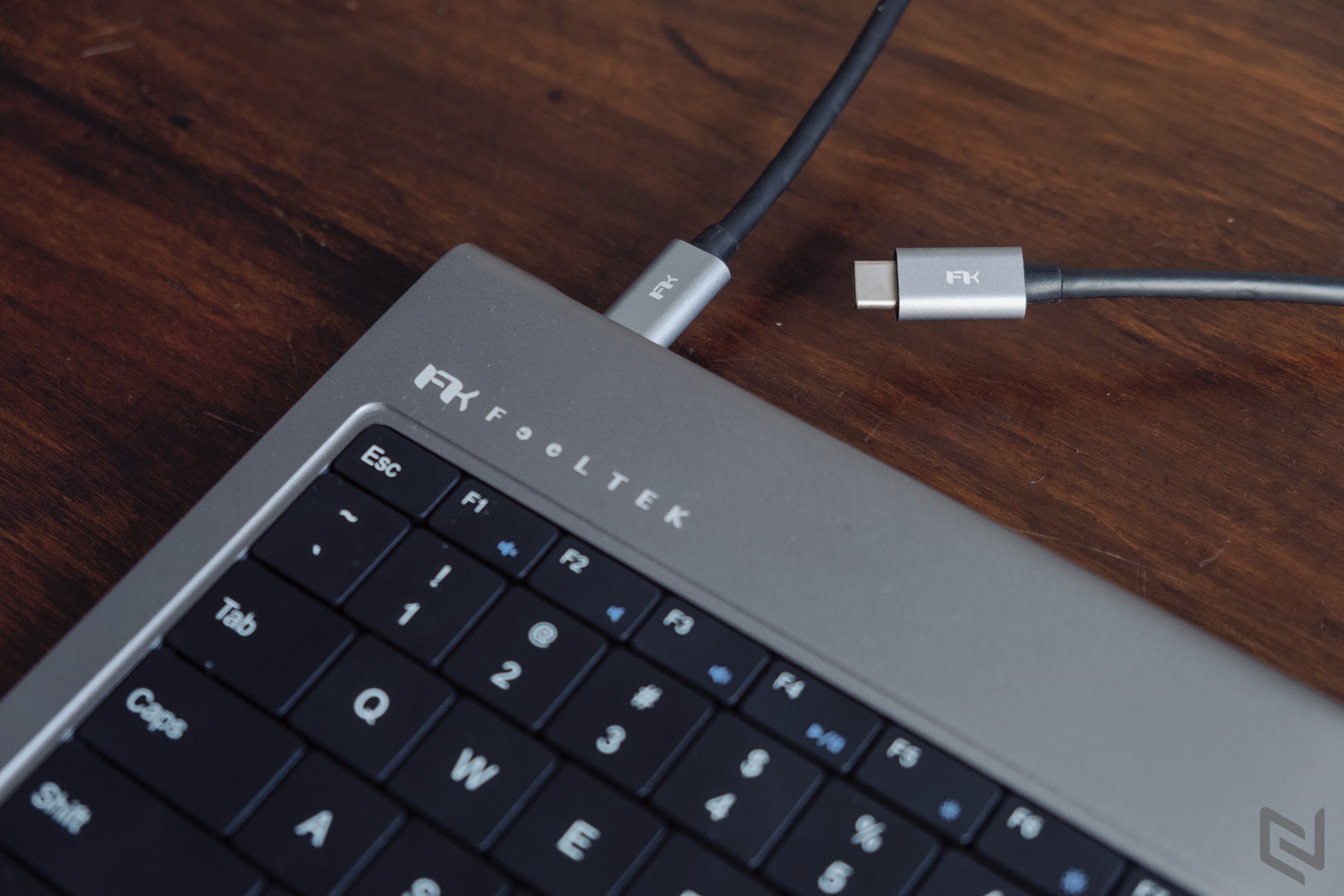 Trên tay bàn phím kiêm bộ chia cổng 11 in 1 USB-C Keyboard Hub từ Feeltek