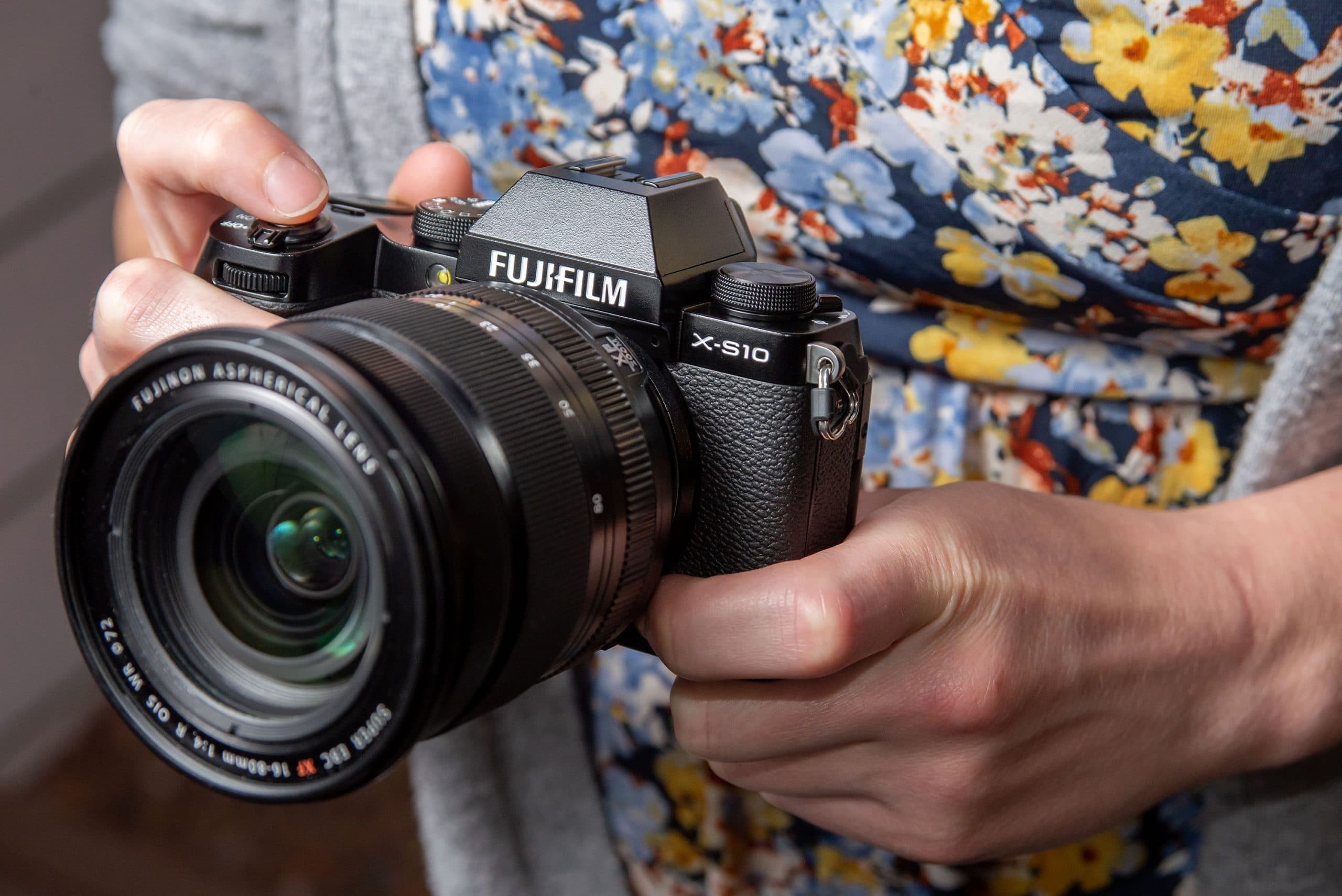 Fujifilm X-S10 ra mắt, cảm biến 26.1MP, chống rung thân máy 6-stop, giá 999 USD