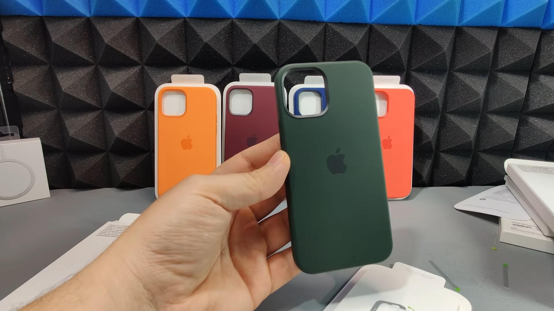 Mở hộp iPhone 12 Pro màu Graphite, iPhone 12 màu xanh và sạc MagSafe