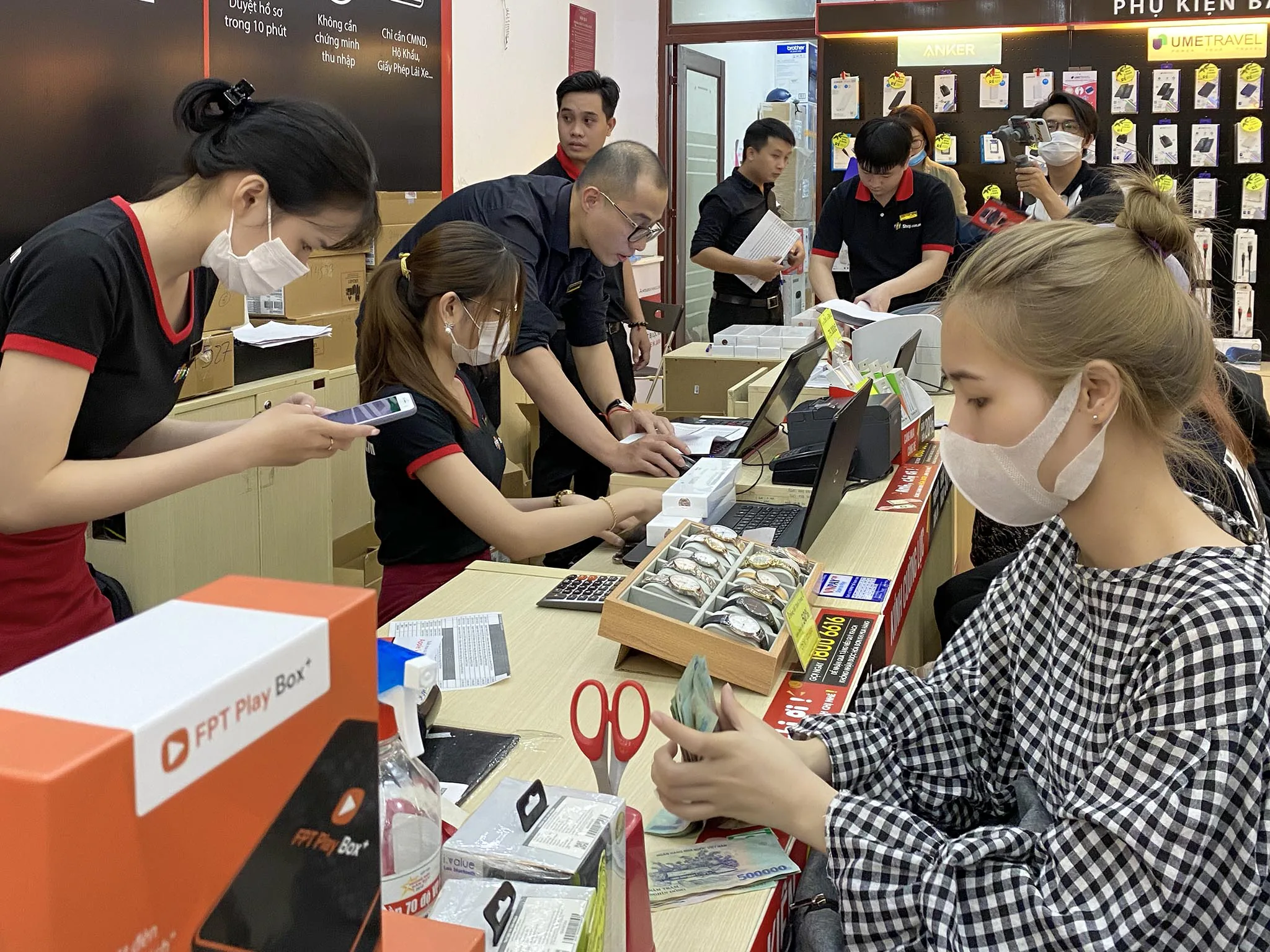 ‘Cháy hàng’ hơn 500 chiếc Apple Watch Series 6 và SE chính hãng trong 30 phút mở bán tại FPT Shop