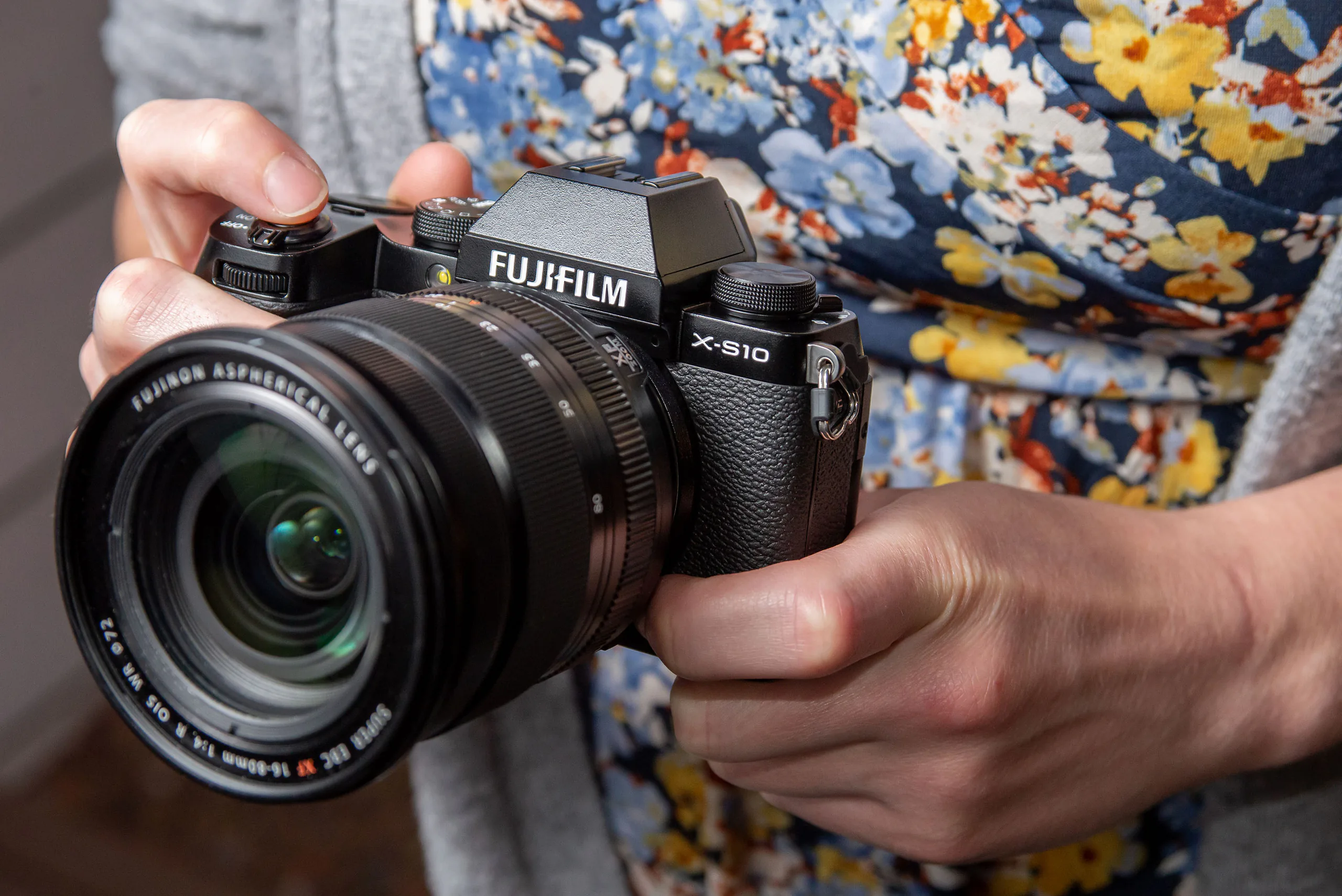 So sánh X-T30 với X-S10: Hai máy ảnh Fujifilm tầm trung có ưu và nhược điểm gì?