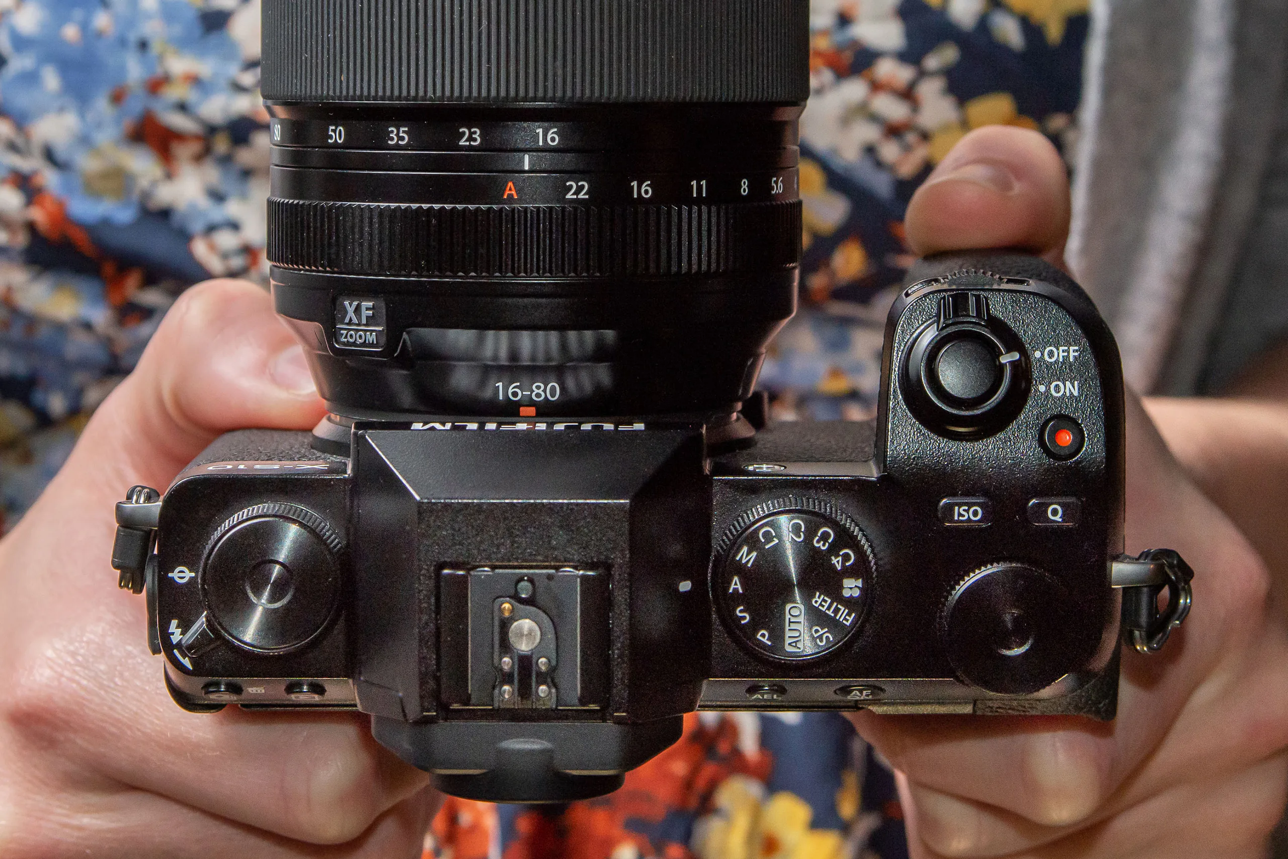 So sánh X-T30 với X-S10: Hai máy ảnh Fujifilm tầm trung có ưu và nhược điểm gì?