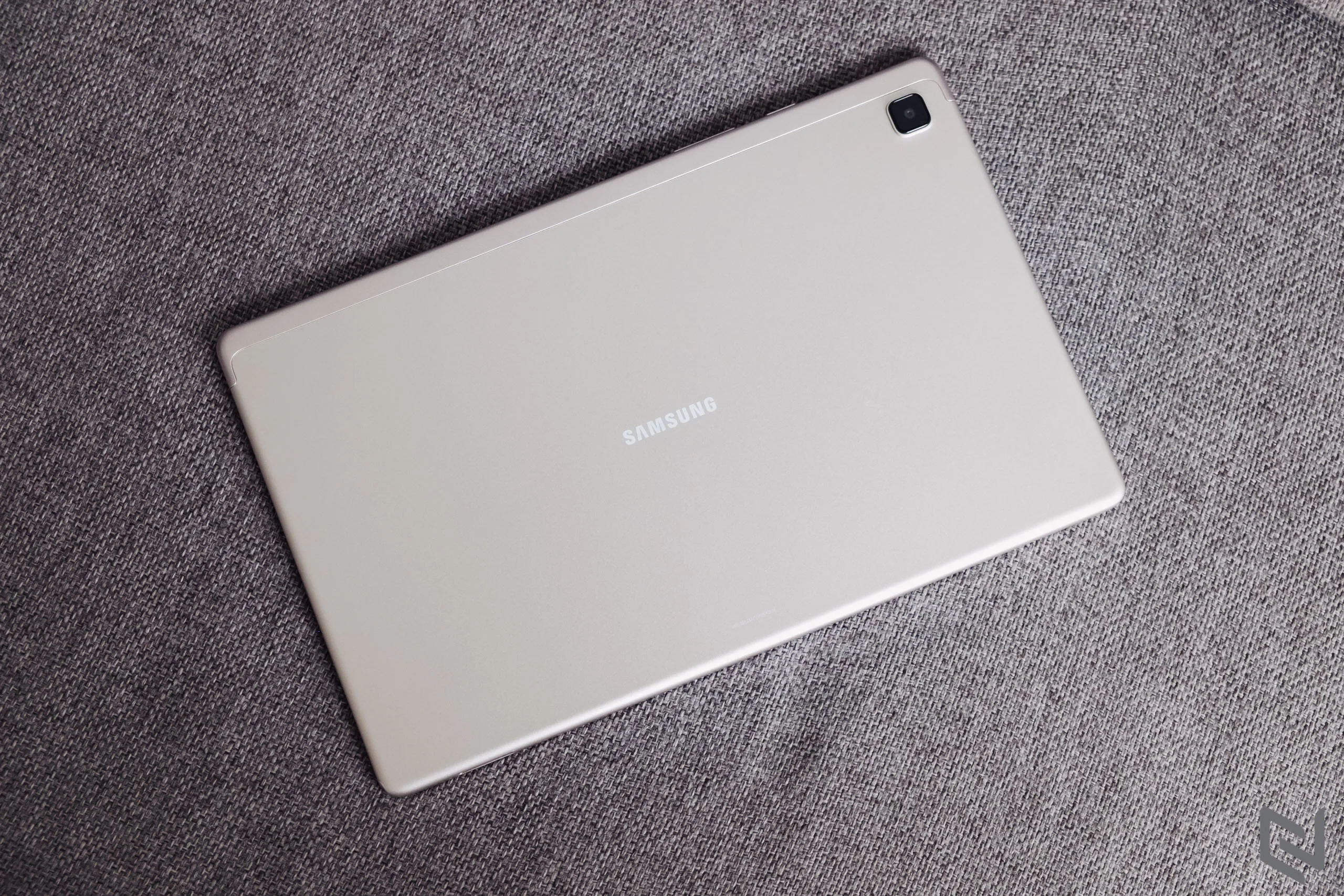 Trên tay máy tính bảng Galaxy Tab A7, đáp ứng đủ nhu cầu làm việc và giải trí, giá tầm trung