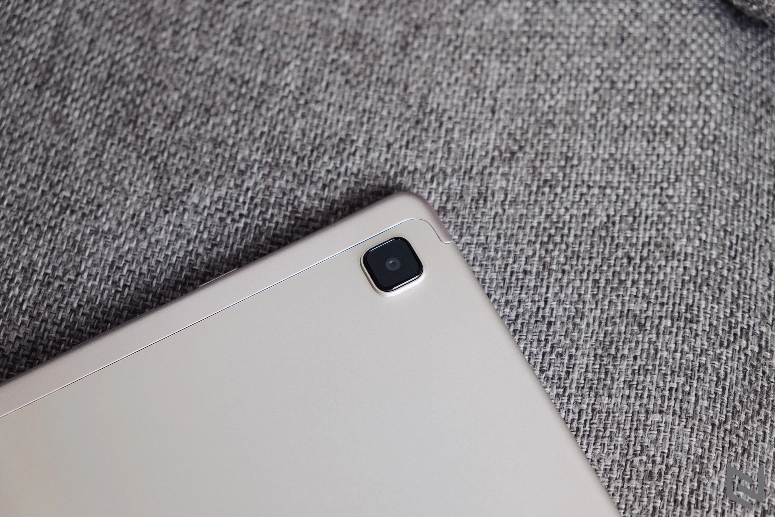 Trên tay máy tính bảng Galaxy Tab A7, đáp ứng đủ nhu cầu làm việc và giải trí, giá tầm trung