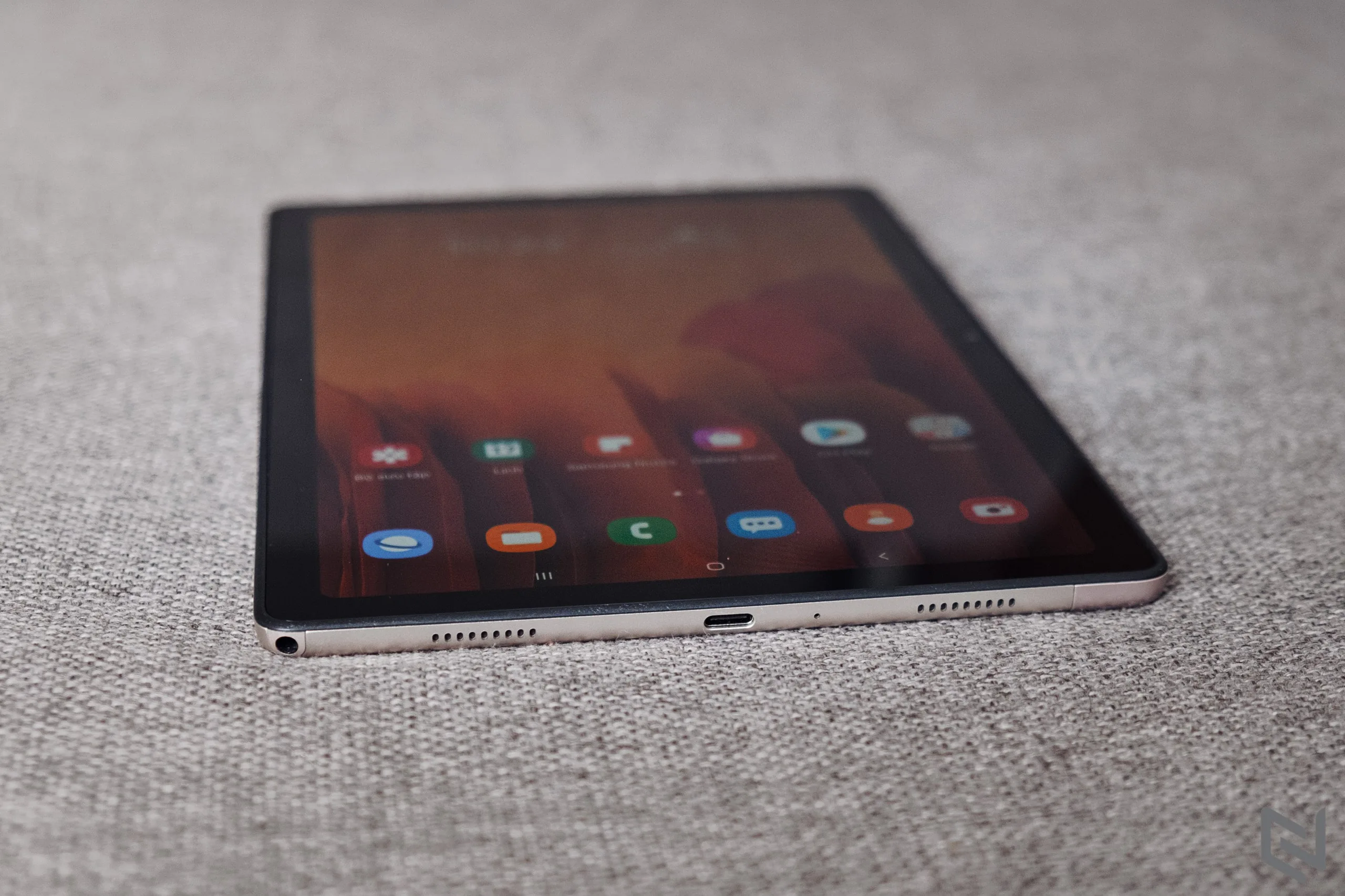 Trên tay máy tính bảng Galaxy Tab A7, đáp ứng đủ nhu cầu làm việc và giải trí, giá tầm trung
