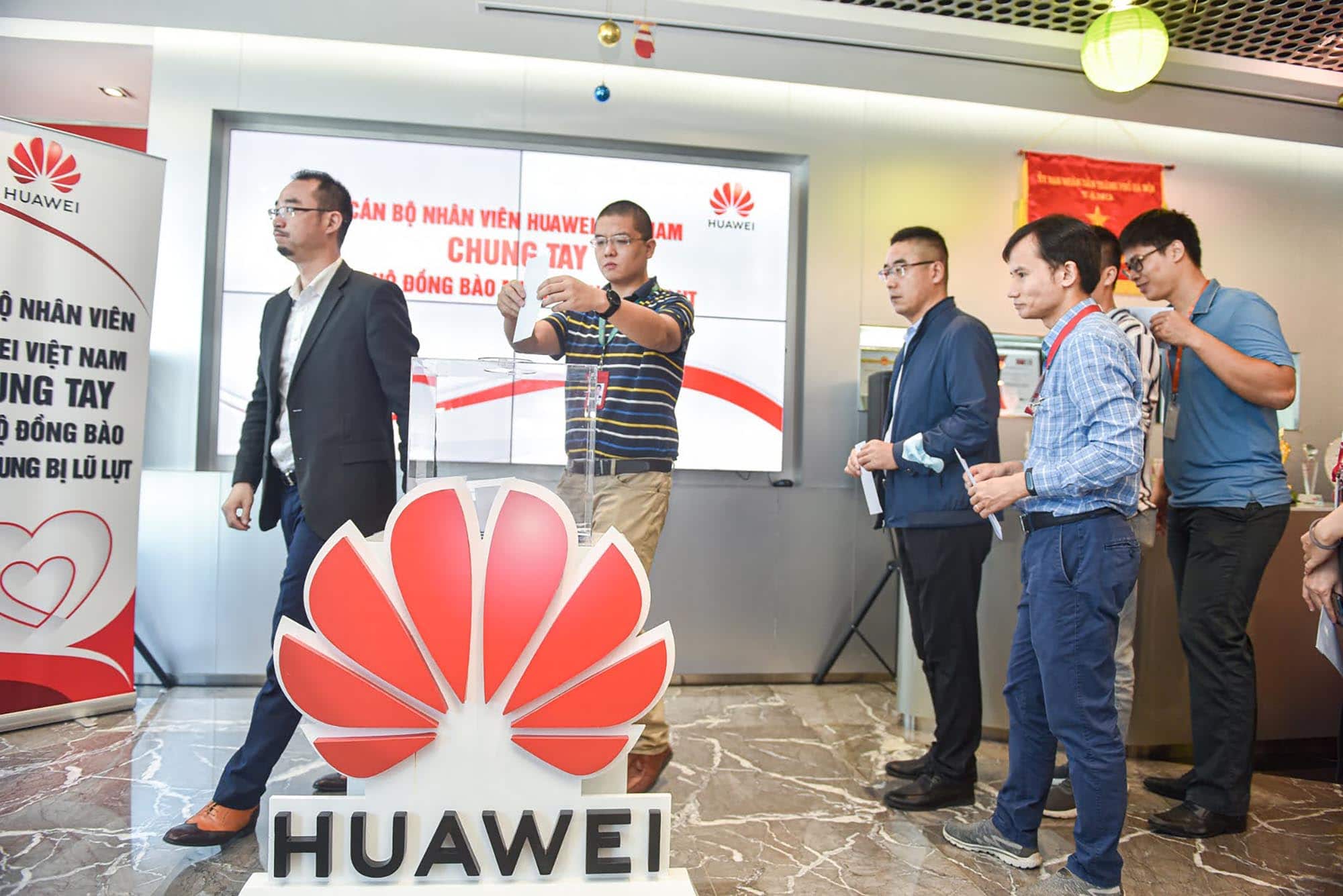 Huawei Việt Nam chung tay ủng hộ đồng bào miền Trung 1 tỷ đồng