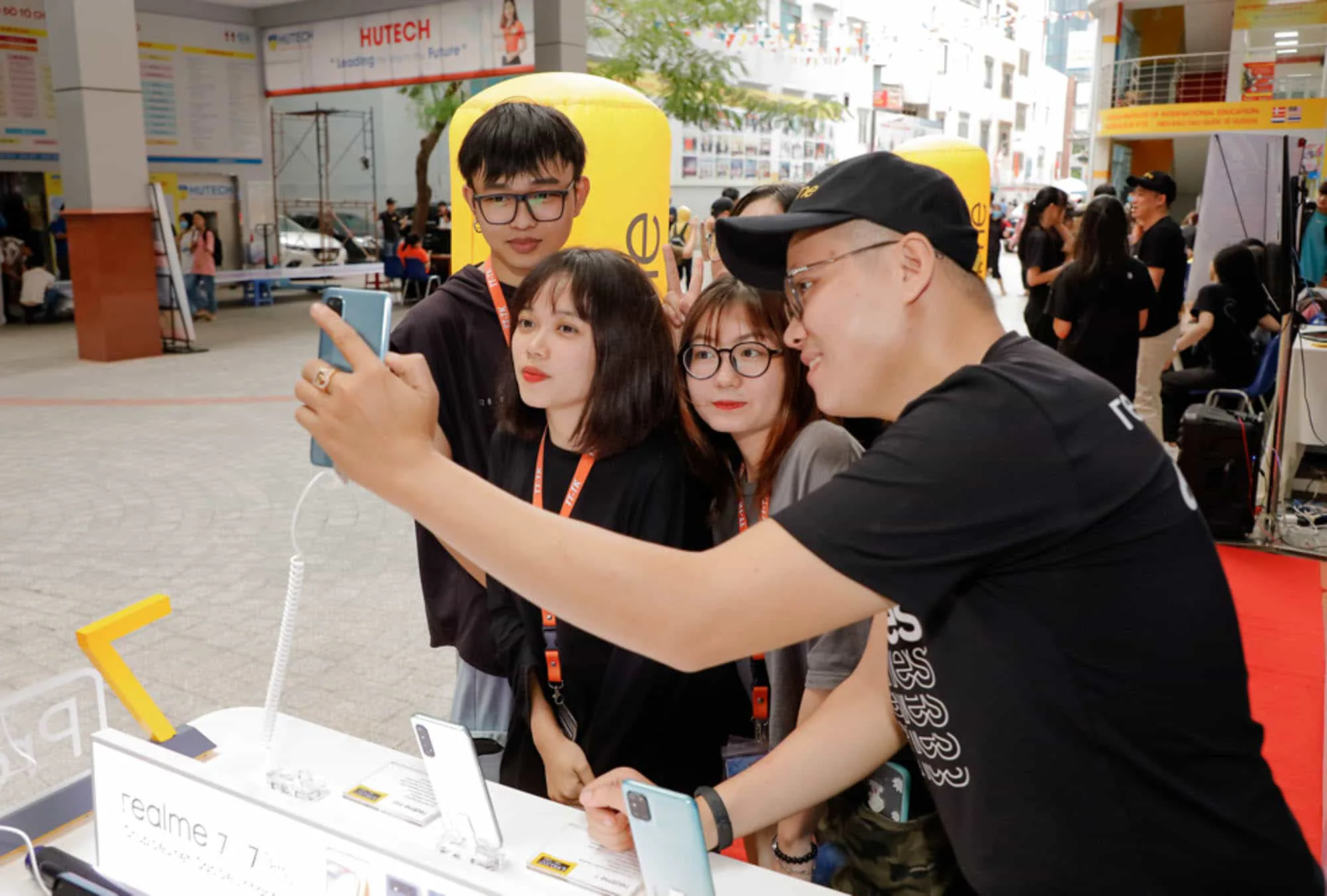 3,000 tân sinh viên HUTECH và Văn Lang “cháy hết mình” cùng realme