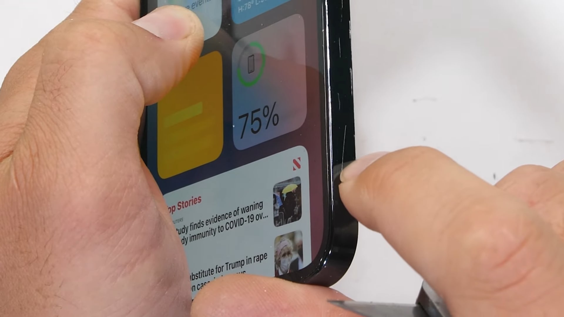 Kính Ceramic Shield trên iPhone 12 Pro có thể chịu nhiệt hơn 30 giây mà chẳng hề hấn gì