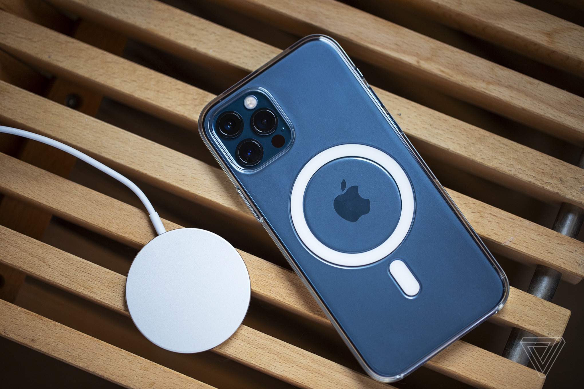 Các iPhone 12 có thể sẽ sạc được các phụ kiện Apple trong tương lai