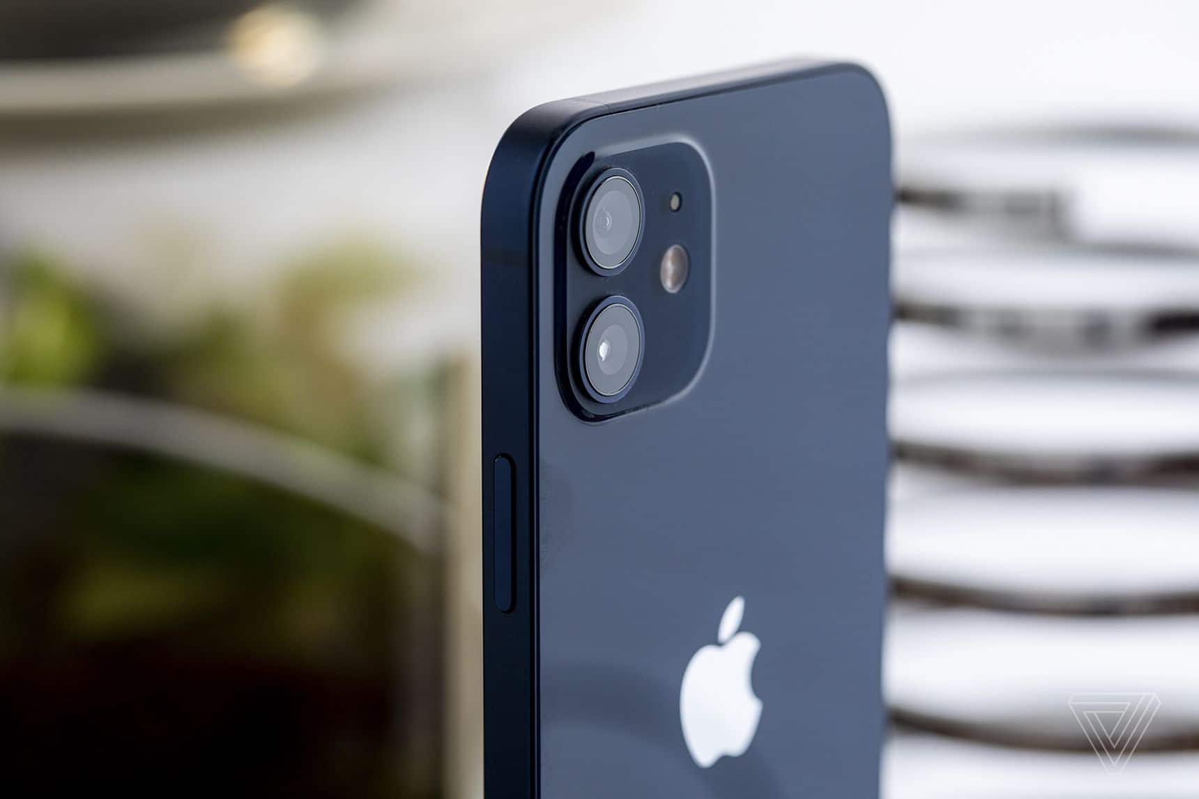 Đo độ cứng của kính Ceramic Shield trên màn hình iPhone 12 có tốt hơn iPhone 11?