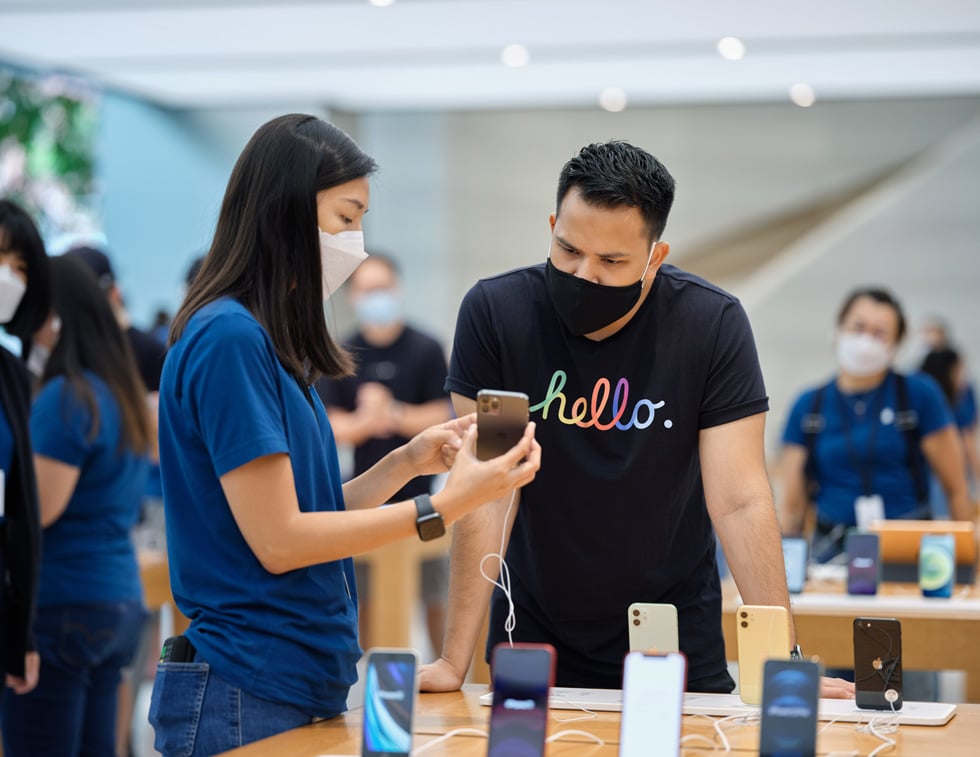 Apple chia sẻ những hình ảnh mở bán iPhone 12 tại Apple Store Singapore