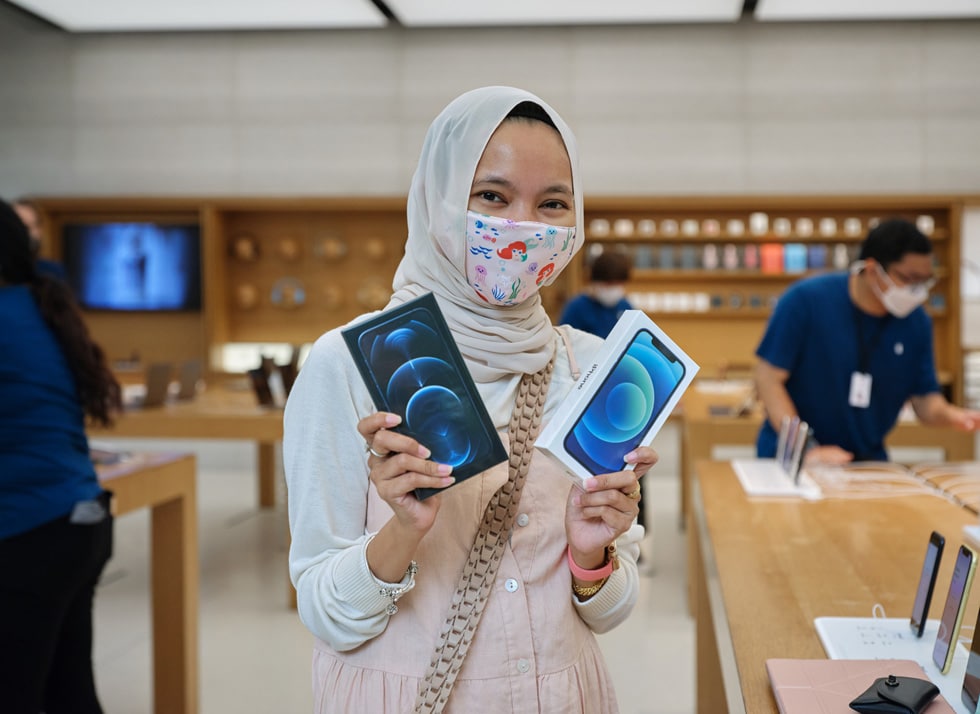 Apple chia sẻ những hình ảnh mở bán iPhone 12 tại Apple Store Singapore
