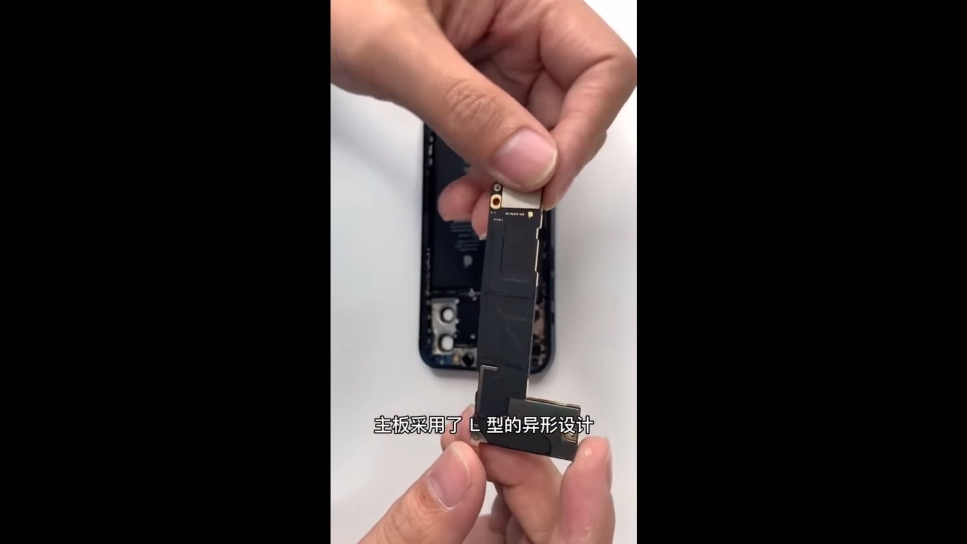 Video tháo tung iPhone 12 đầu tiên xuất hiện cho thấy cách Apple làm thiết bị mỏng hơn và nhẹ hơn