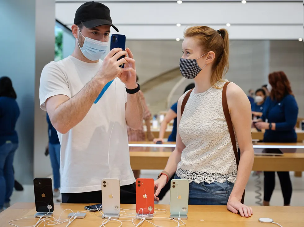 Apple chia sẻ những hình ảnh mở bán iPhone 12 tại Apple Store Singapore