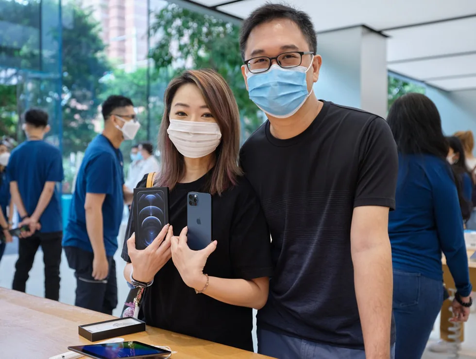 Apple chia sẻ những hình ảnh mở bán iPhone 12 tại Apple Store Singapore