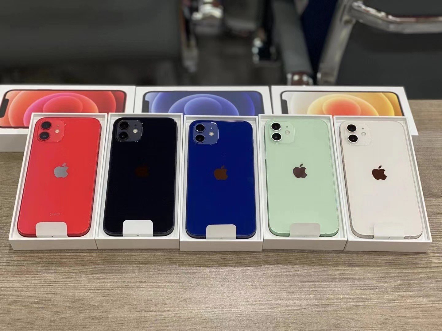 Ảnh trên tay thực tế đầu tiên của iPhone 12 chất lượng cao với tất cả các màu