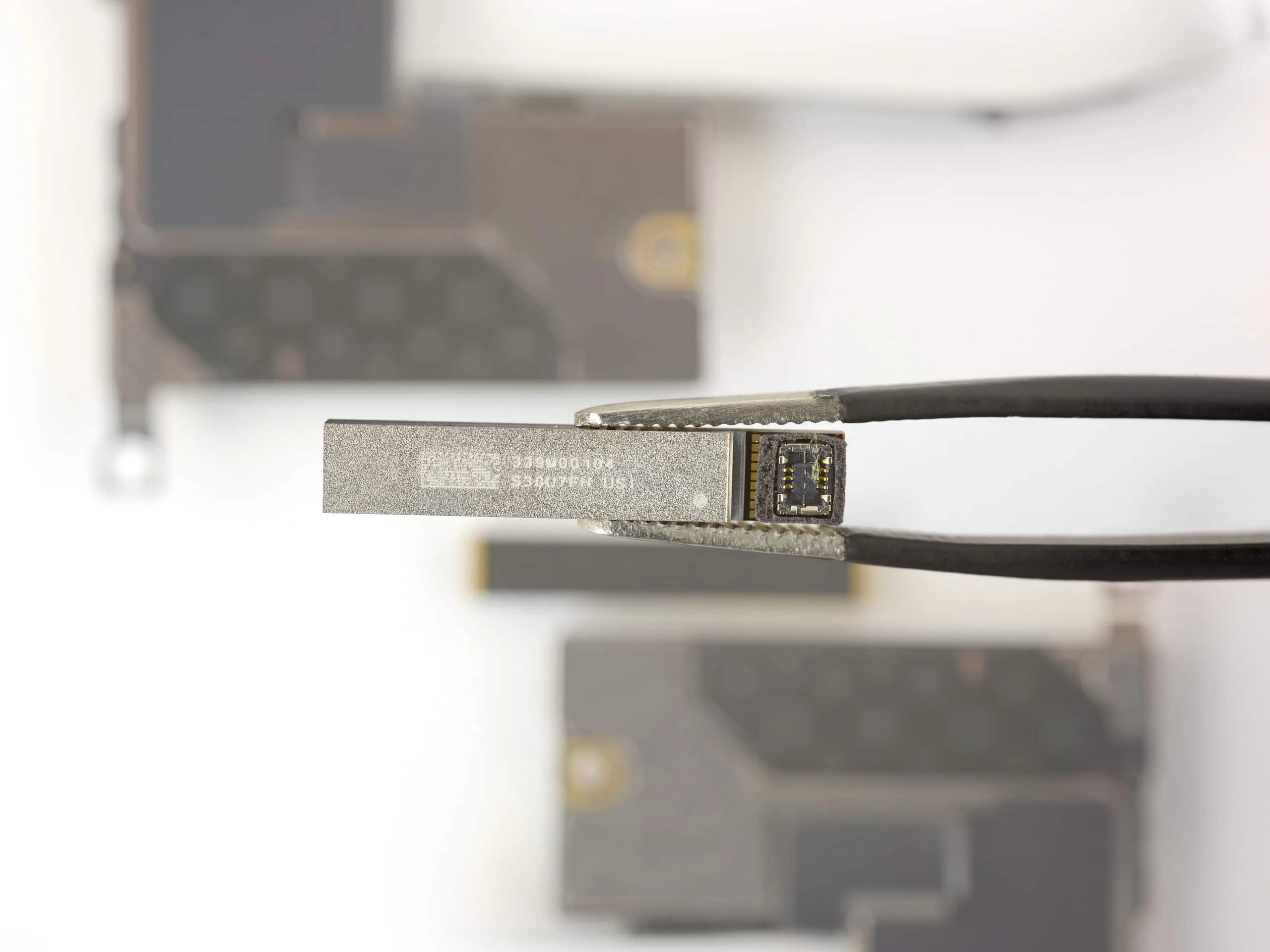 Tháo tung iPhone 12, iPhone 12 Pro và sạc MagSafe cùng iFixit