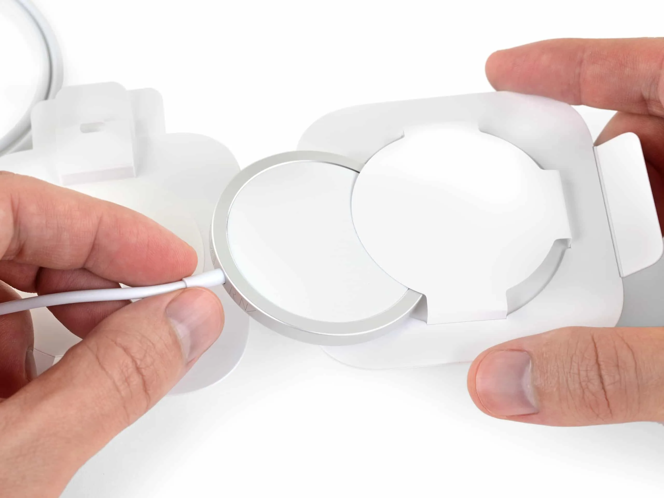 Tháo tung iPhone 12, iPhone 12 Pro và sạc MagSafe cùng iFixit