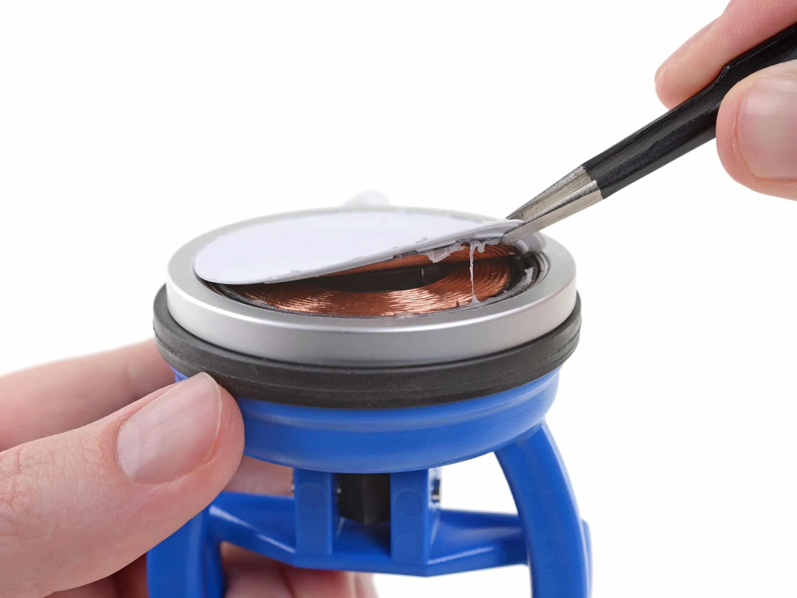 Tháo tung iPhone 12, iPhone 12 Pro và sạc MagSafe cùng iFixit