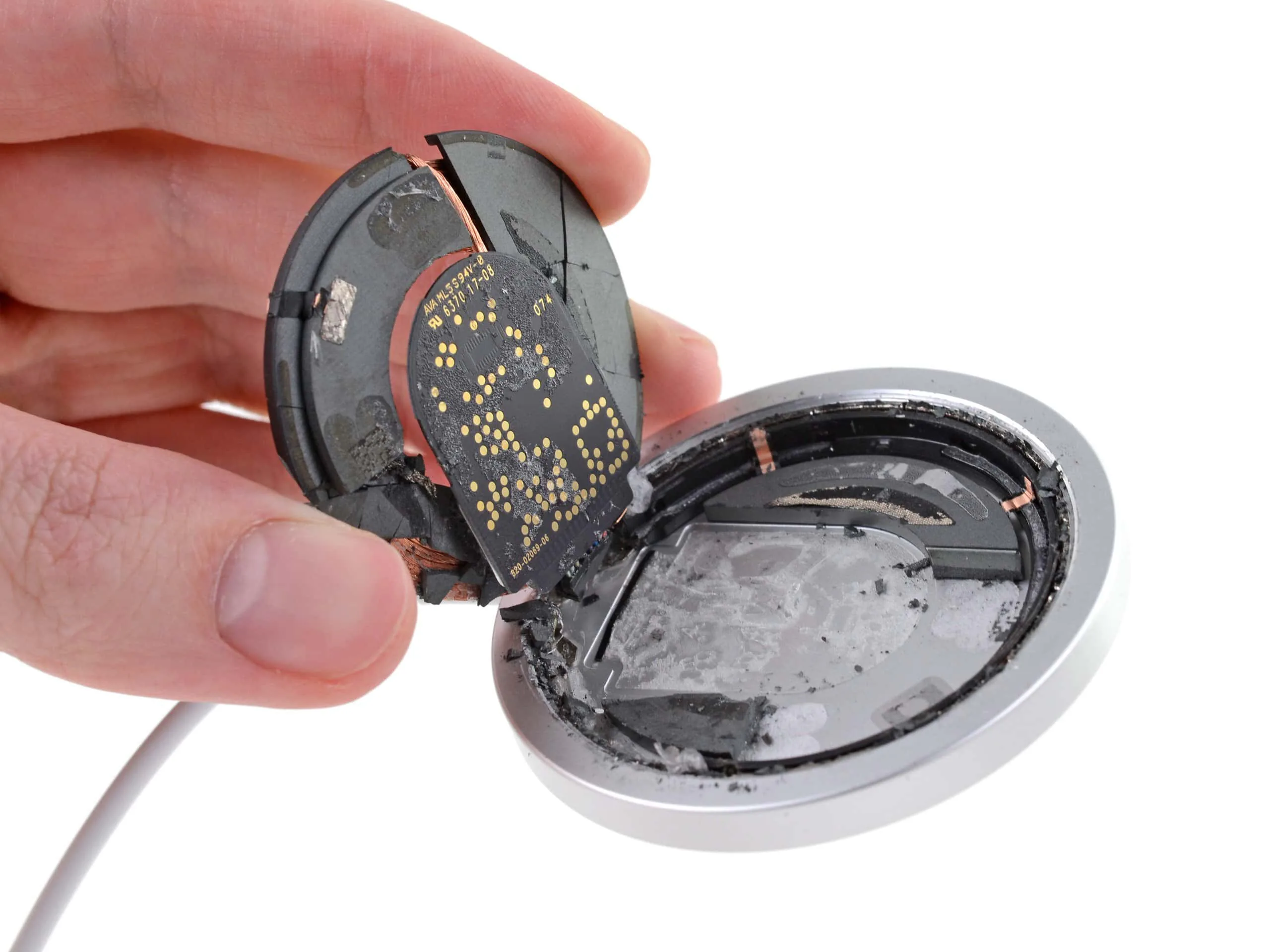 Tháo tung iPhone 12, iPhone 12 Pro và sạc MagSafe cùng iFixit