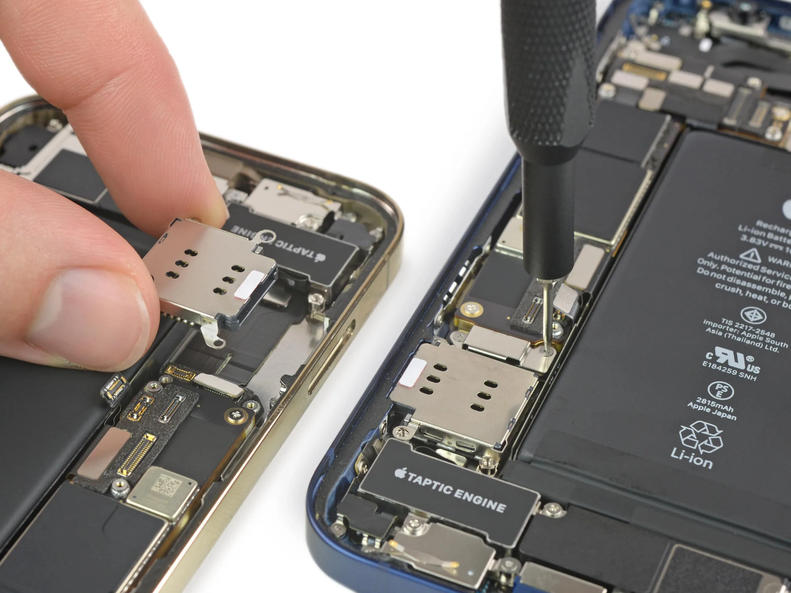 Tháo tung iPhone 12, iPhone 12 Pro và sạc MagSafe cùng iFixit