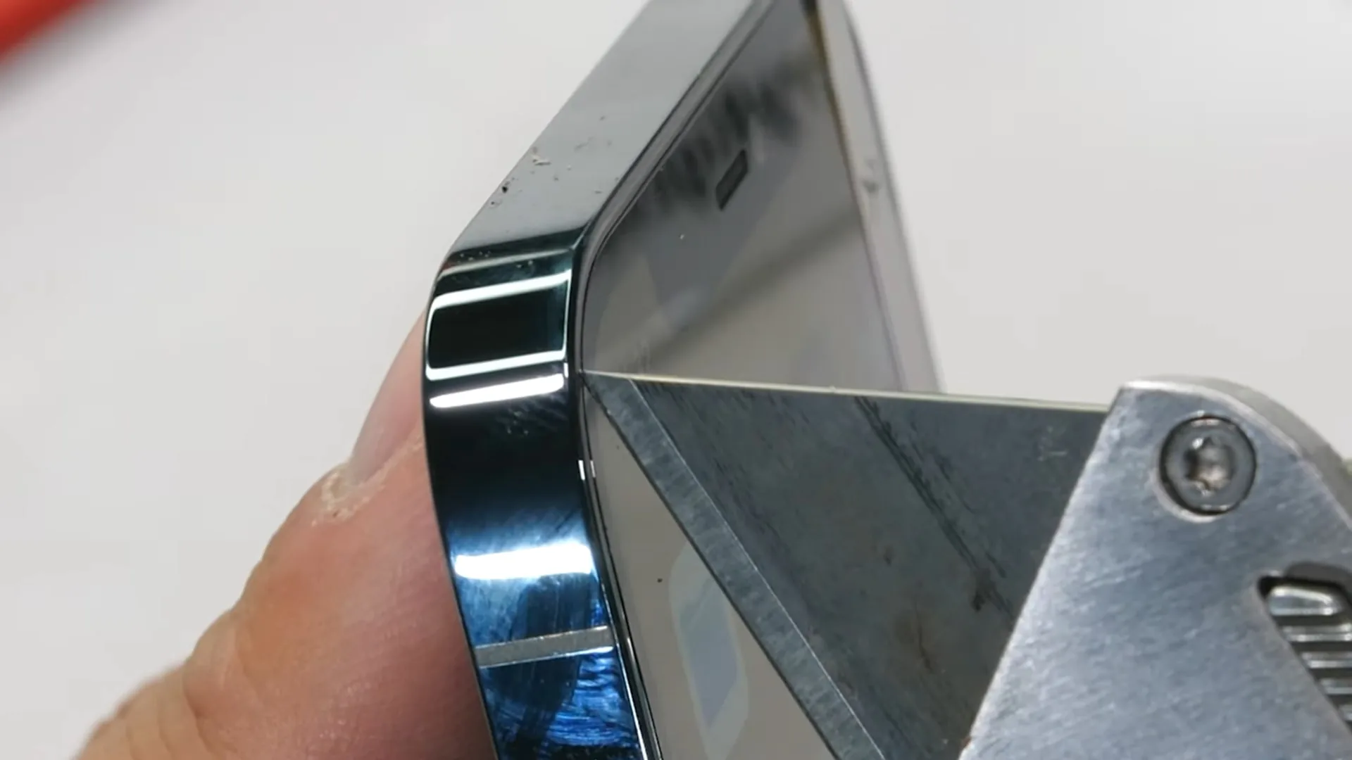 Kính Ceramic Shield trên iPhone 12 Pro có thể chịu nhiệt hơn 30 giây mà chẳng hề hấn gì