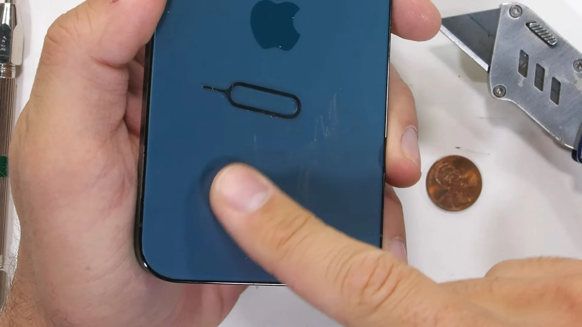 Kính Ceramic Shield trên iPhone 12 Pro có thể chịu nhiệt hơn 30 giây mà chẳng hề hấn gì
