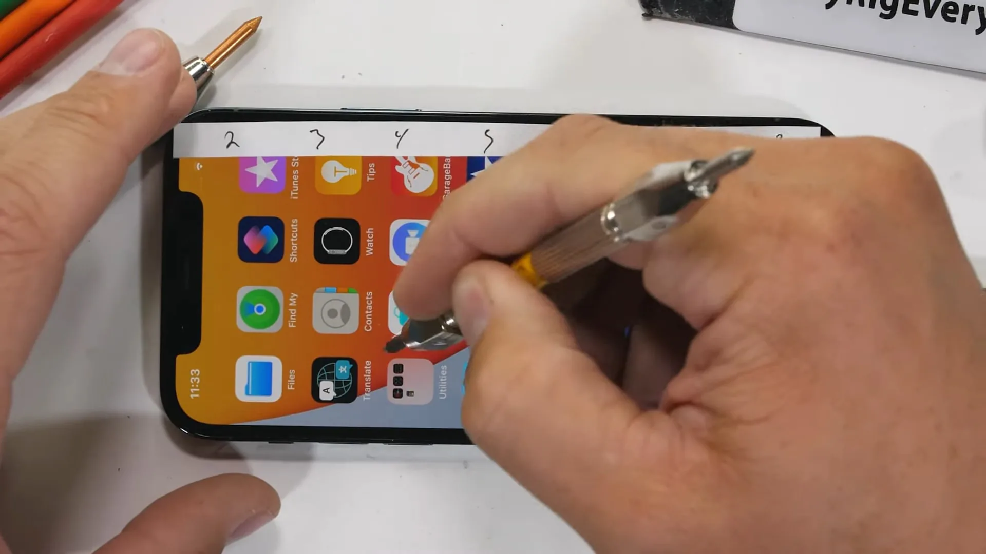 Kính Ceramic Shield trên iPhone 12 Pro có thể chịu nhiệt hơn 30 giây mà chẳng hề hấn gì