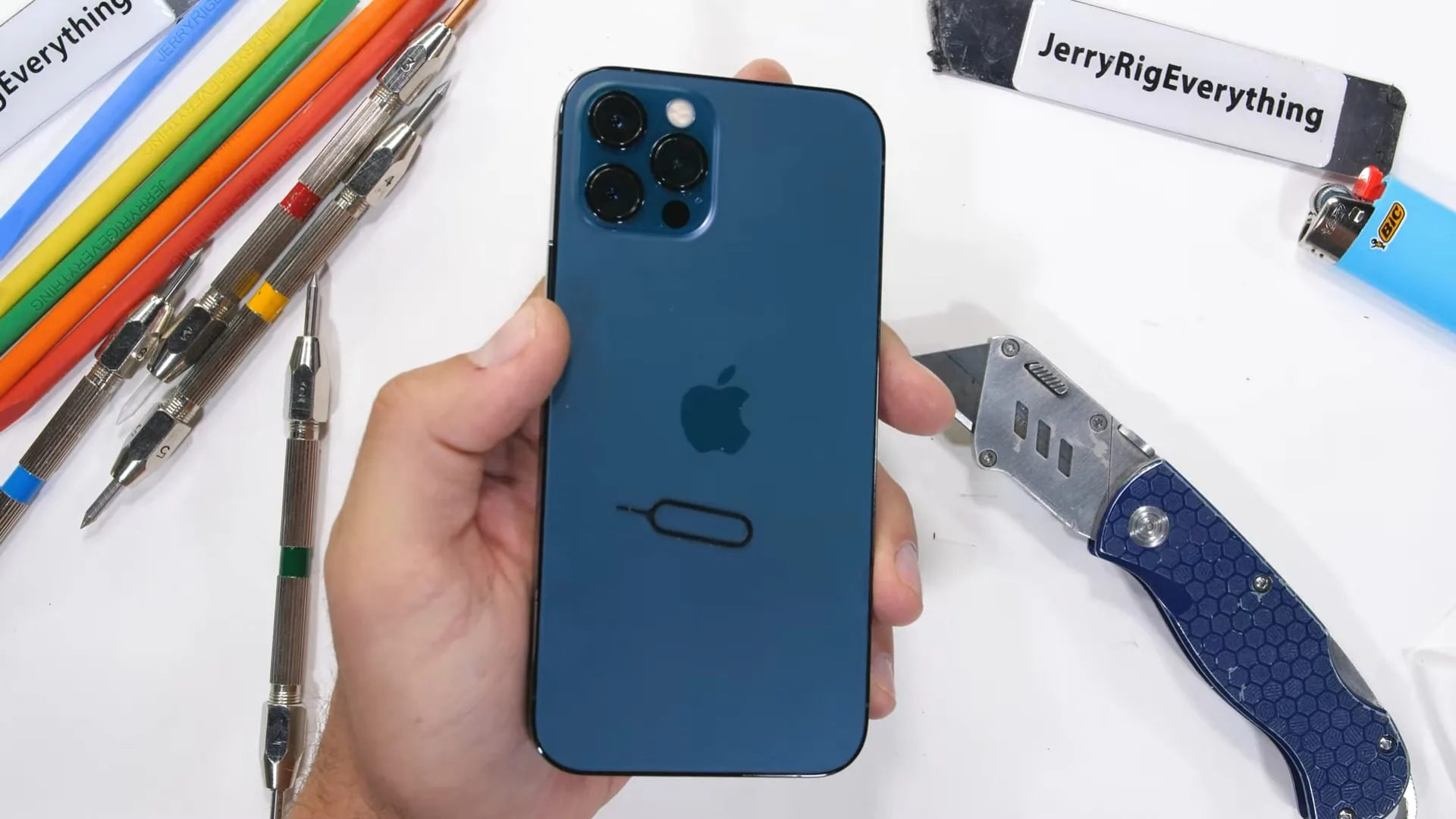 Kính Ceramic Shield trên iPhone 12 Pro có thể chịu nhiệt hơn 30 giây mà chẳng hề hấn gì