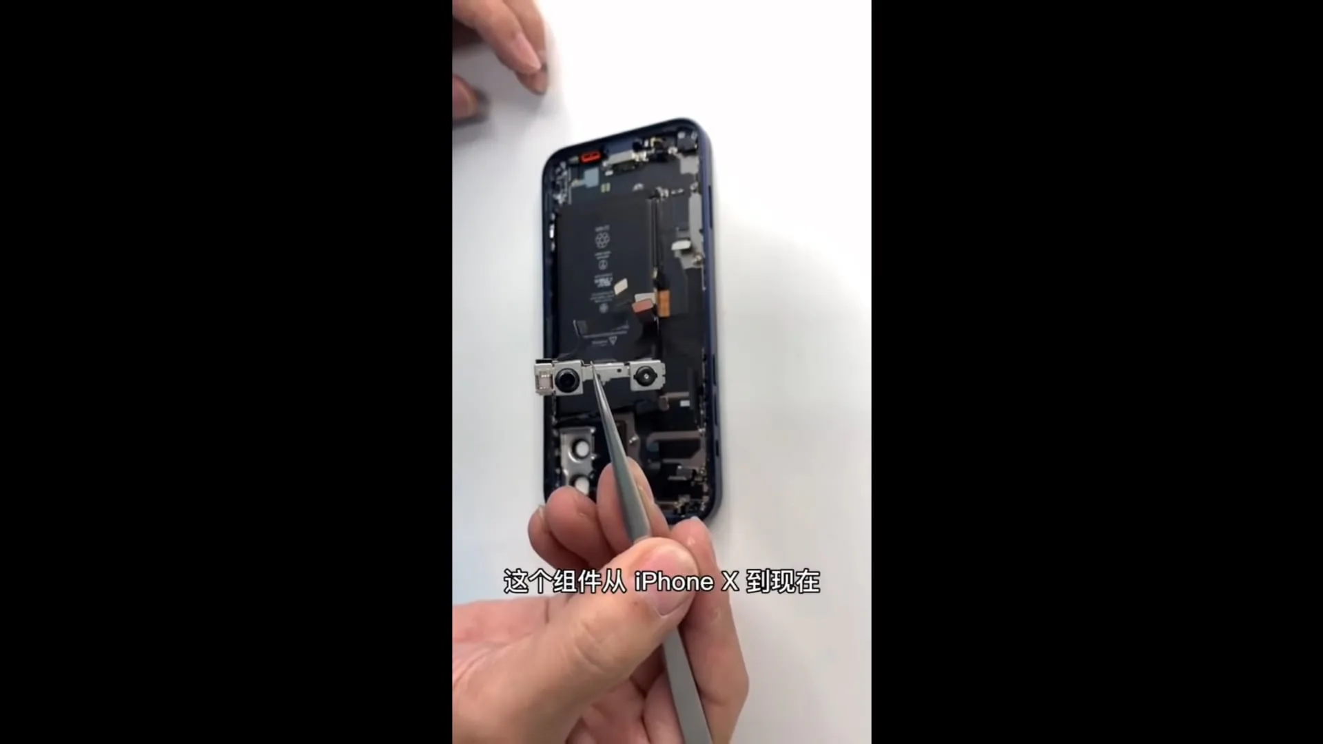Video tháo tung iPhone 12 đầu tiên xuất hiện cho thấy cách Apple làm thiết bị mỏng hơn và nhẹ hơn