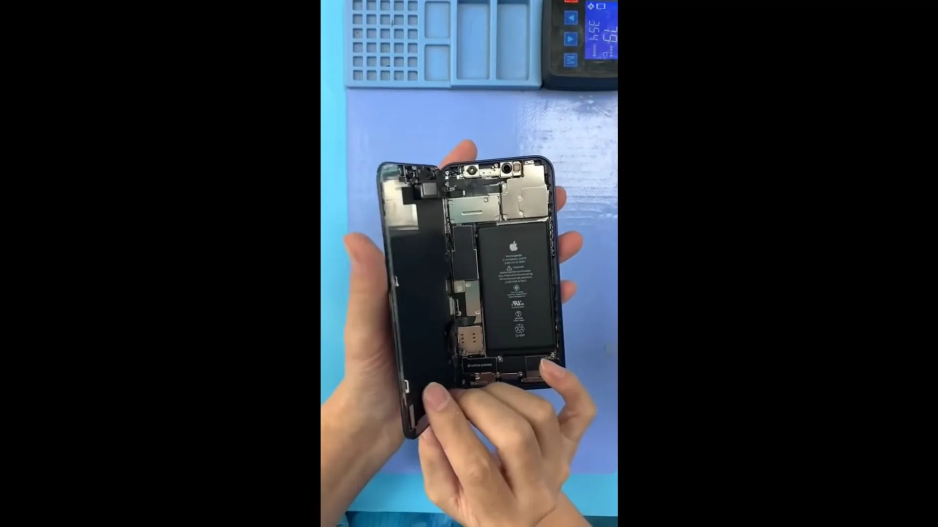 Video tháo tung iPhone 12 đầu tiên xuất hiện cho thấy cách Apple làm thiết bị mỏng hơn và nhẹ hơn