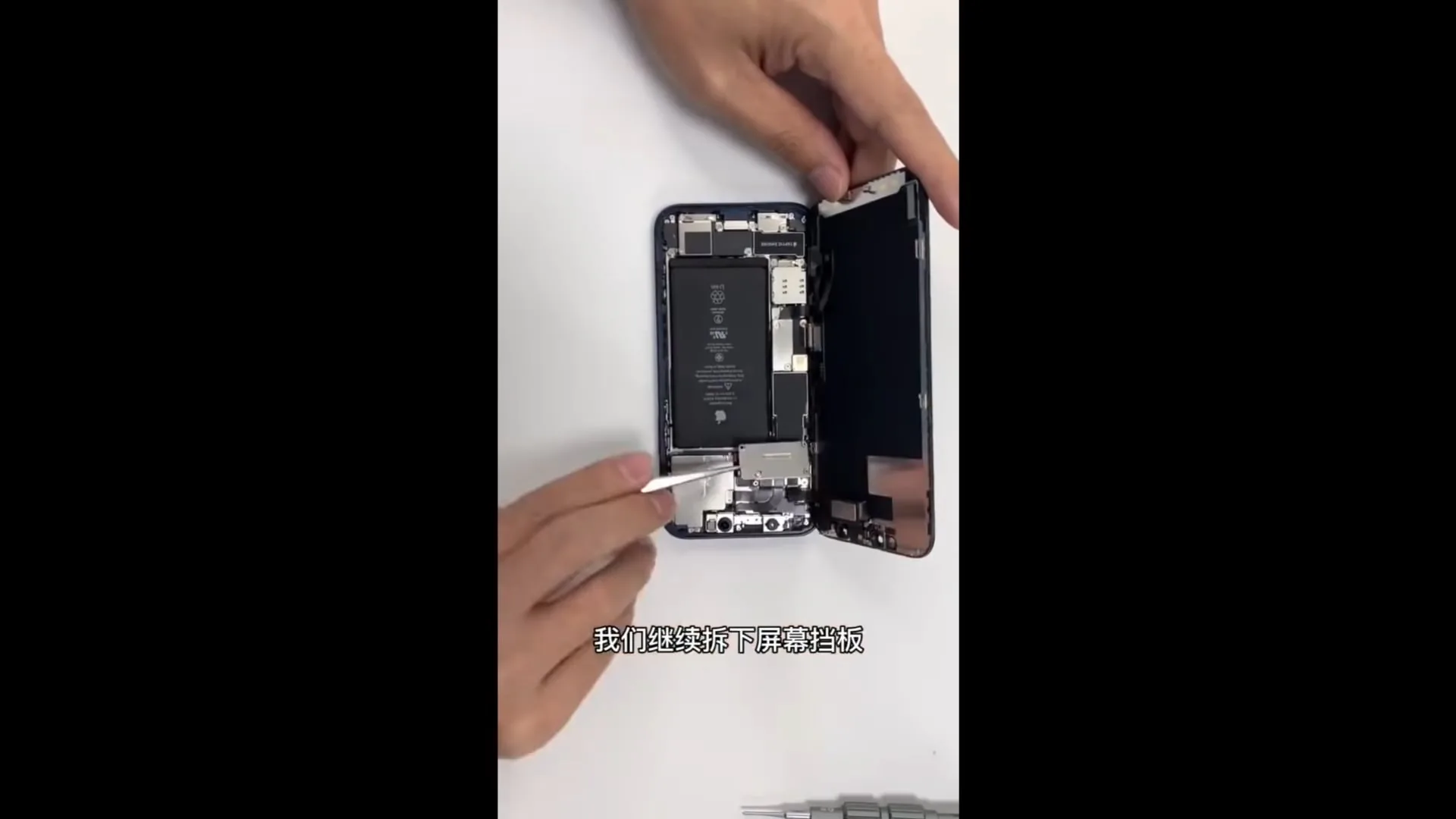 Video tháo tung iPhone 12 đầu tiên xuất hiện cho thấy cách Apple làm thiết bị mỏng hơn và nhẹ hơn