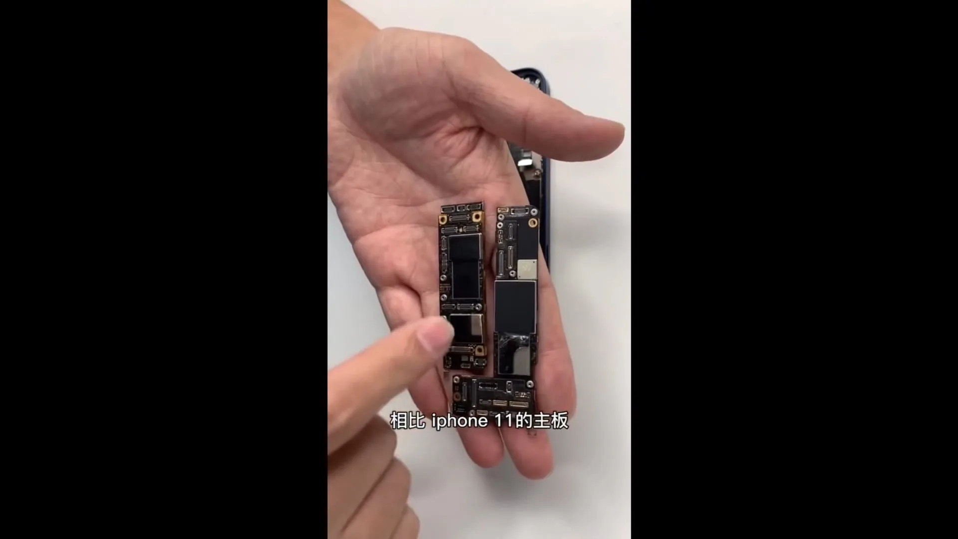Video tháo tung iPhone 12 đầu tiên xuất hiện cho thấy cách Apple làm thiết bị mỏng hơn và nhẹ hơn